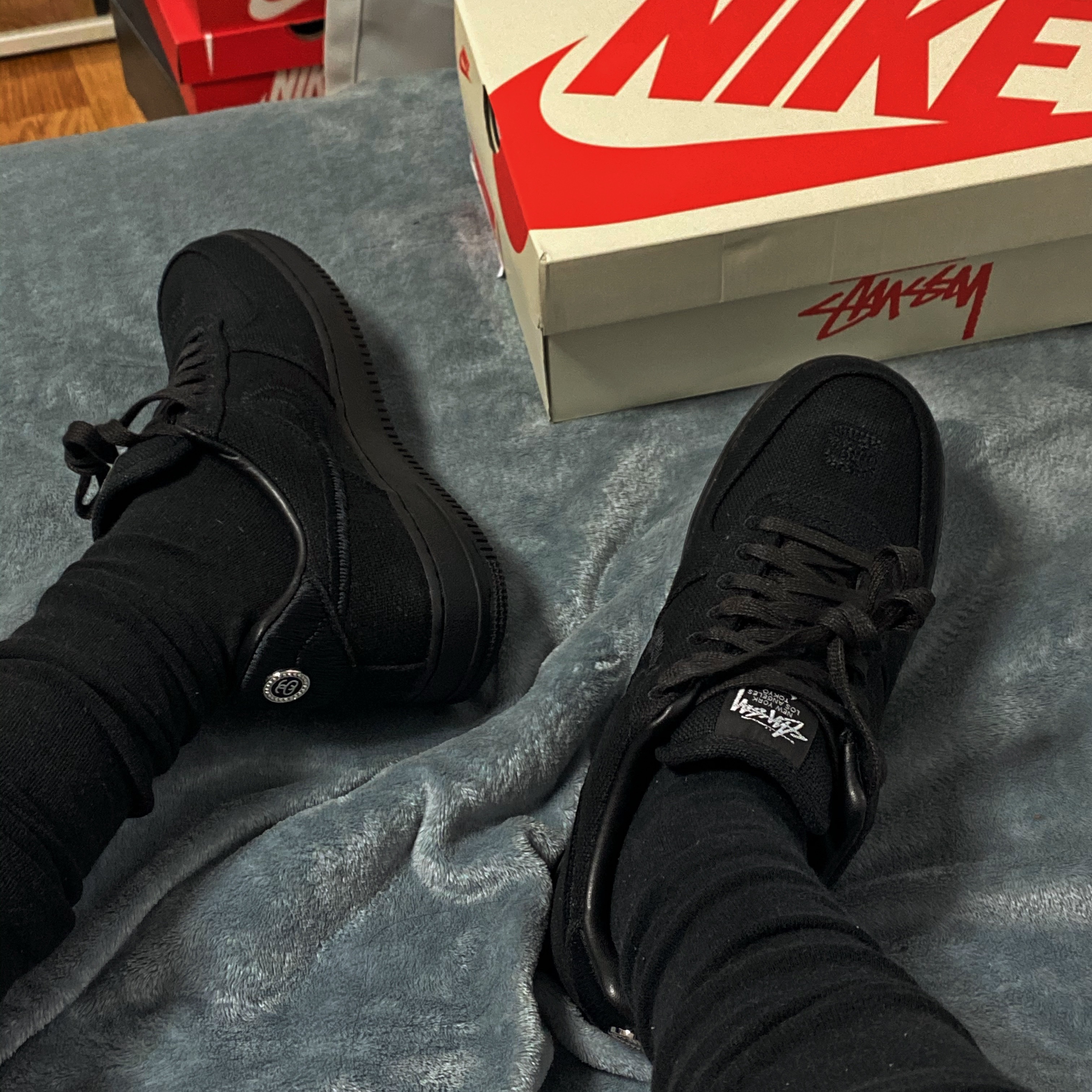 Nike x Stussy Air Force 1 Low Triple Black 착용 스타일 - 3