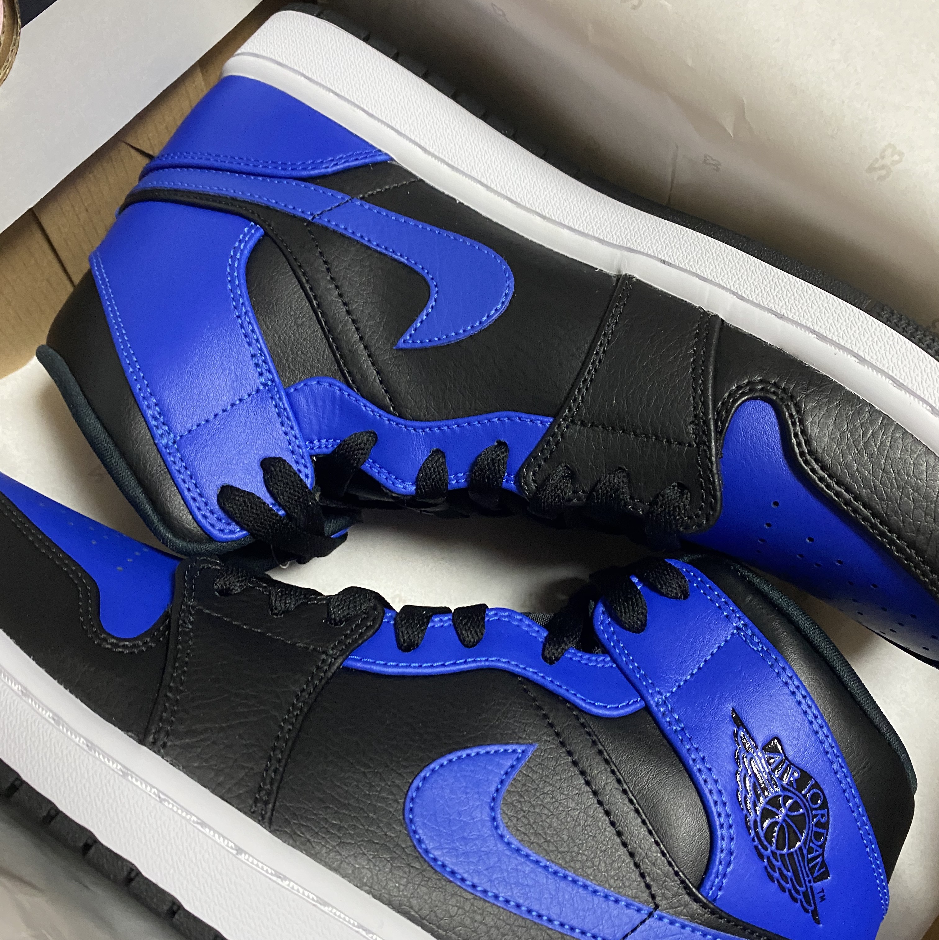 Jordan 1 Mid Black Hyper Royal 착용 스타일