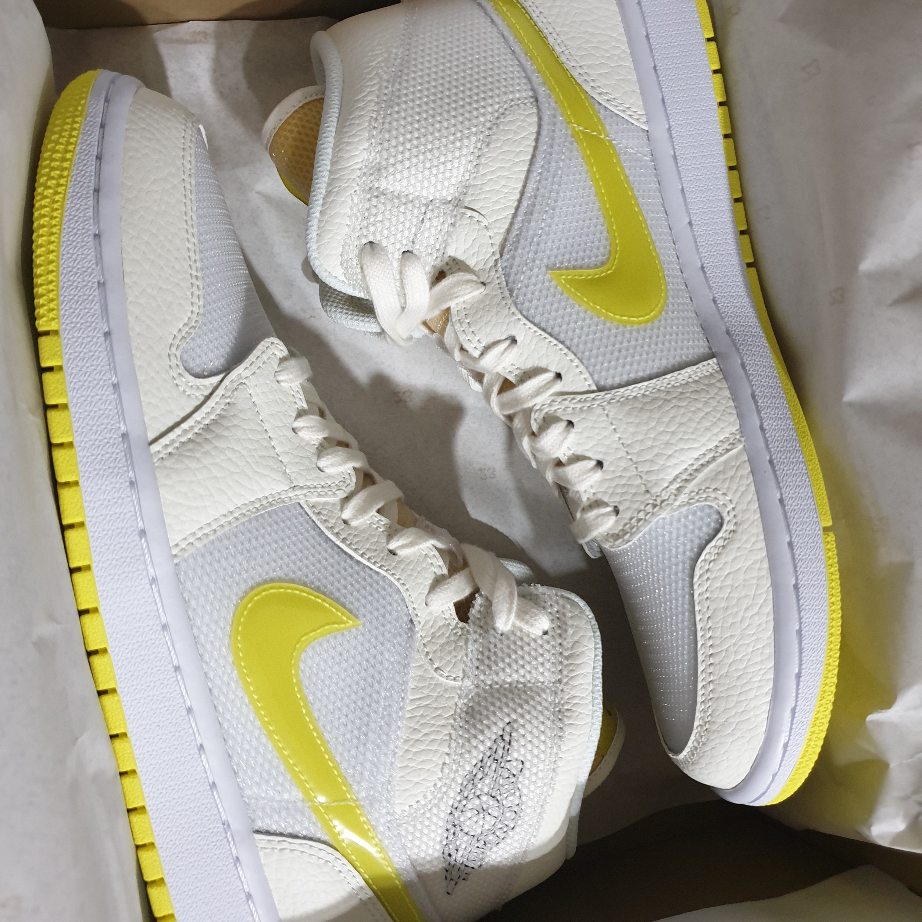 (W) Jordan 1 Mid SE Voltage Yellow 착용 스타일 - 1