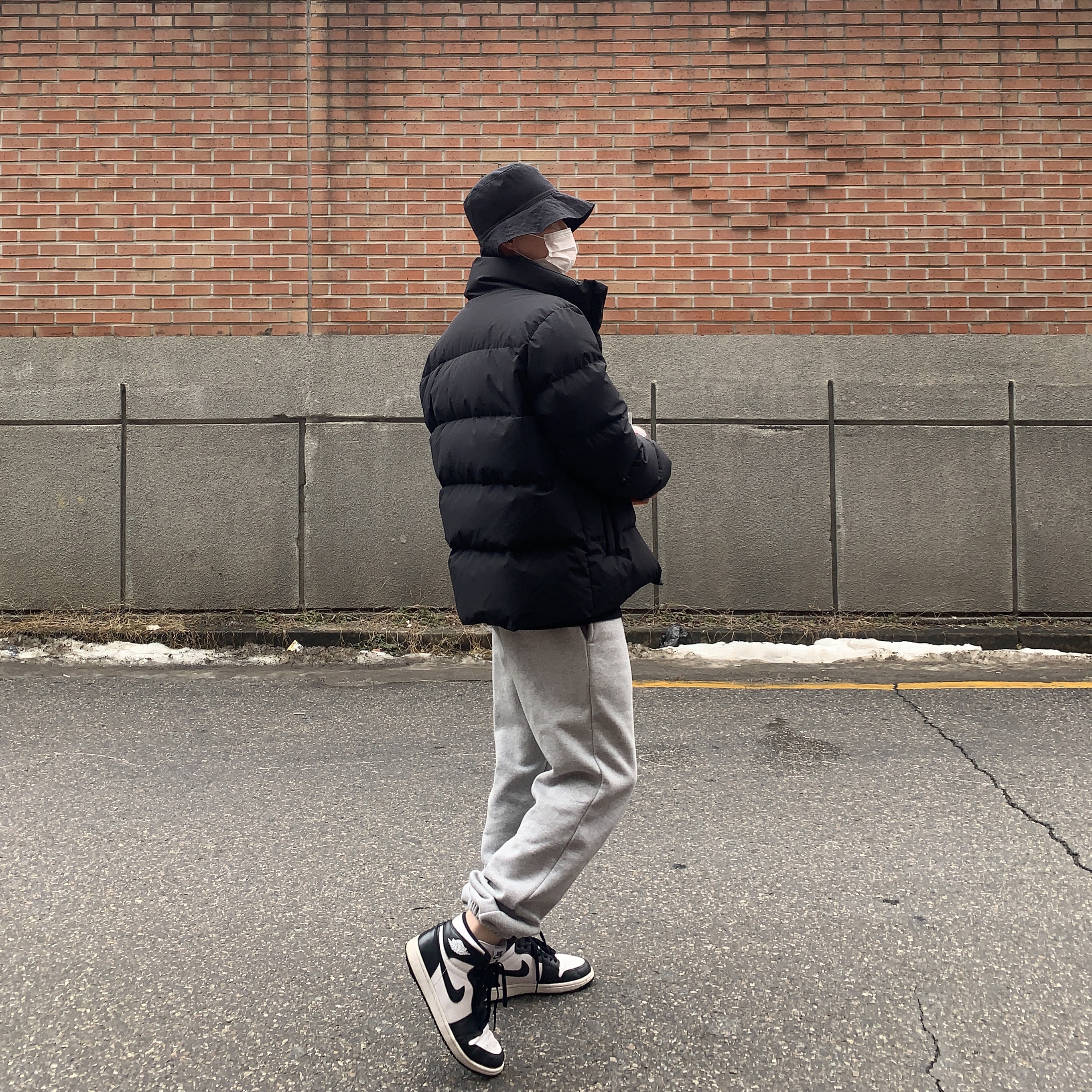 Jordan 1 Retro High OG Black White 2014 착용 스타일 - 3
