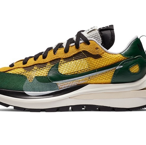 Nike x Sacai VaporWaffle Tour Yellow & Gorge Green Sail, Jordan 1 Retro High OG Black Mocha 착용 스타일 - 1