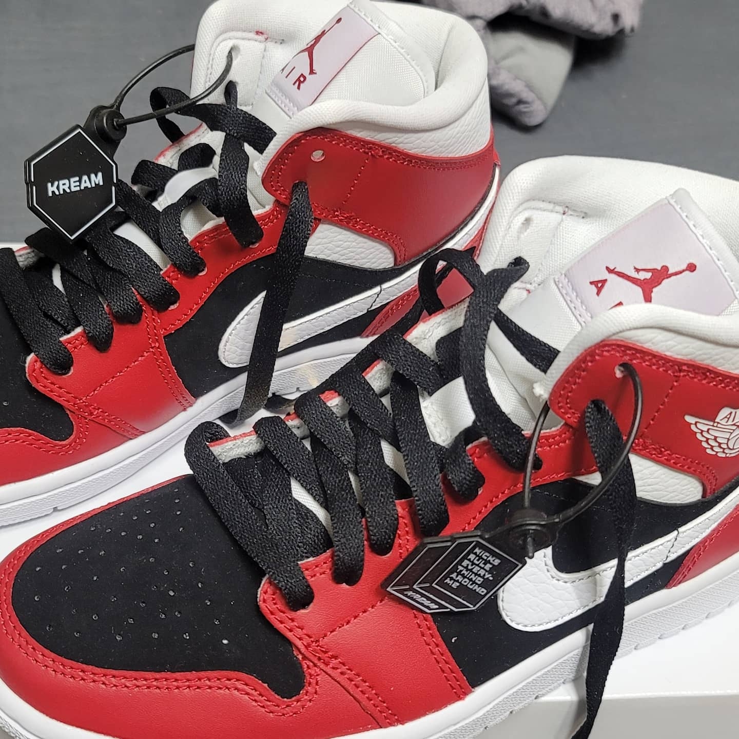 (W) Jordan 1 Mid Gym Red Black 착용 스타일