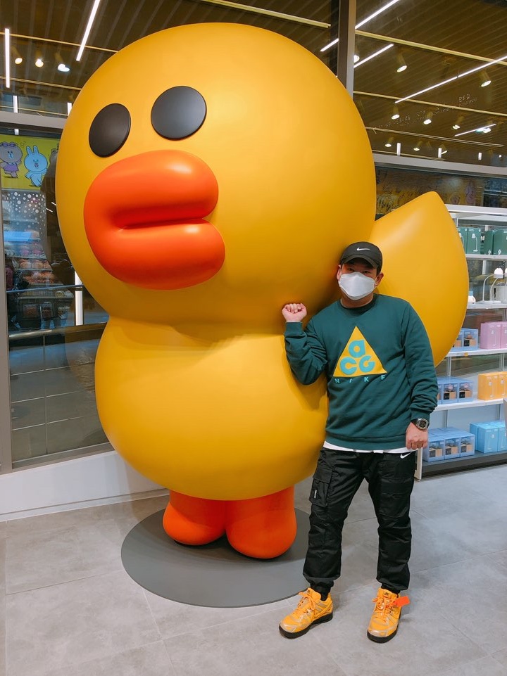 Nike x Off-White Air Rubber Dunk University Gold 착용 스타일