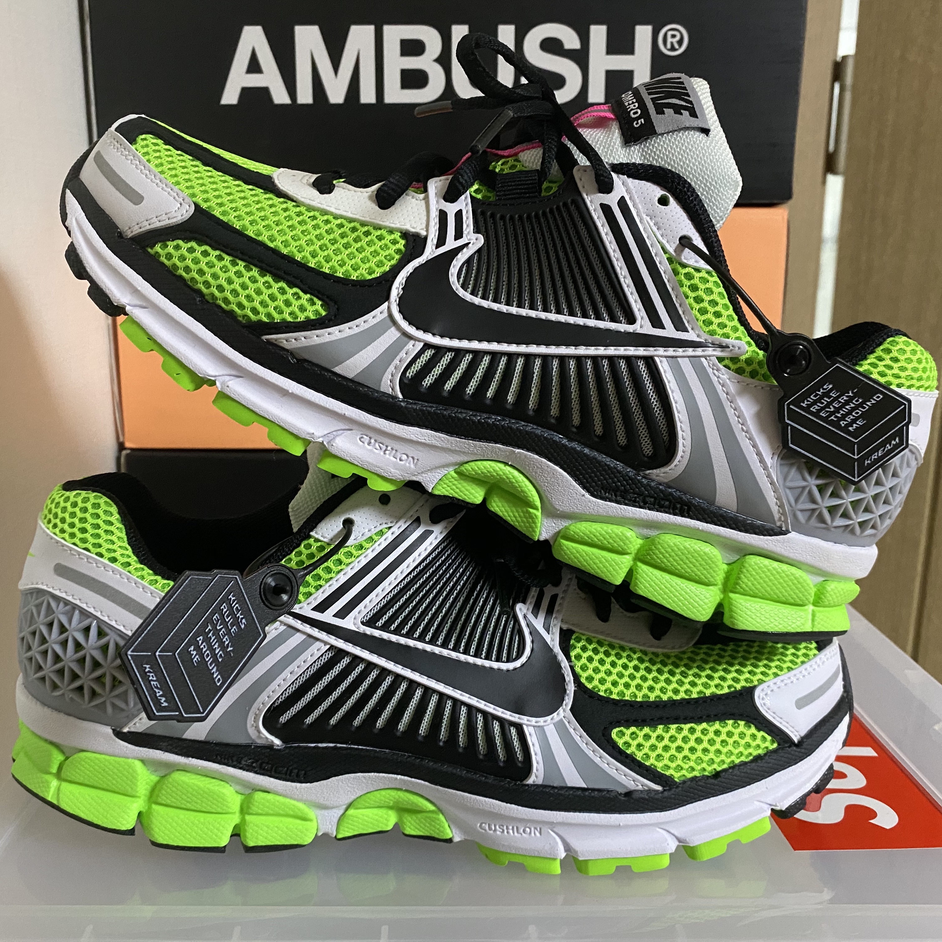 Nike Zoom Vomero 5 Electric Green Black 착용 스타일