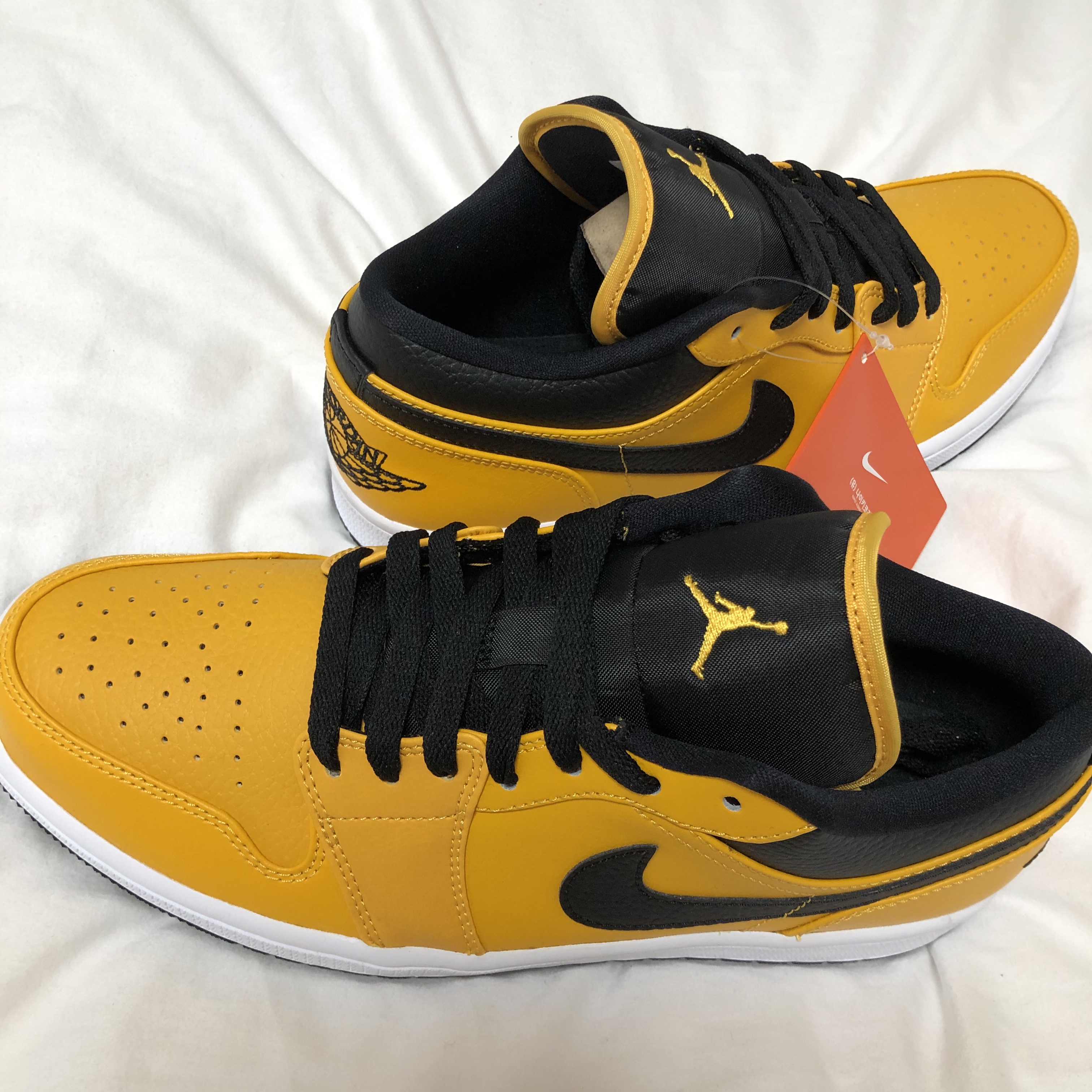 Jordan 1 Low University Gold Black 착용 스타일
