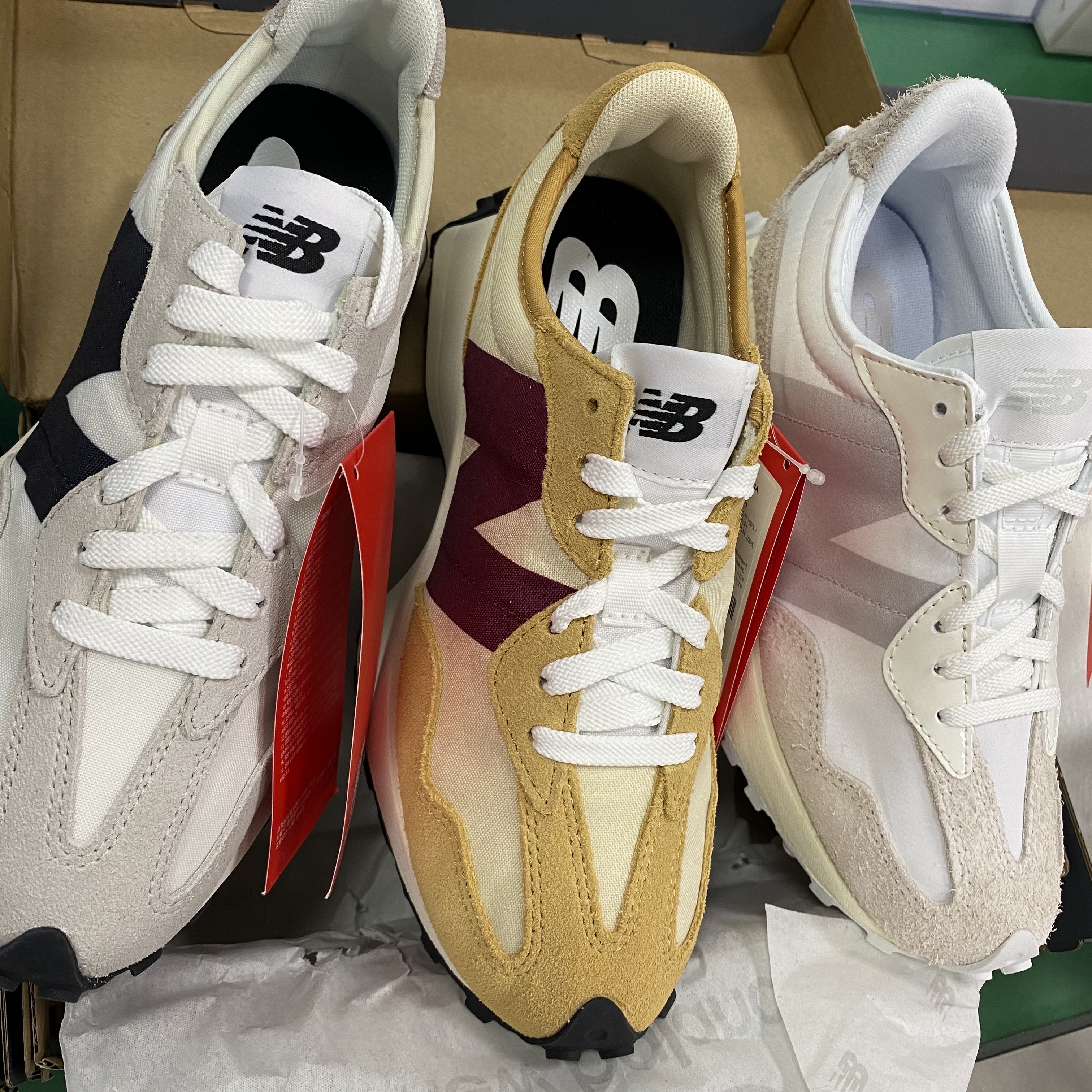 New Balance 327 Moonbeam Ghost Pepper, (W) New Balance 327 White Moonbeam 착용 스타일