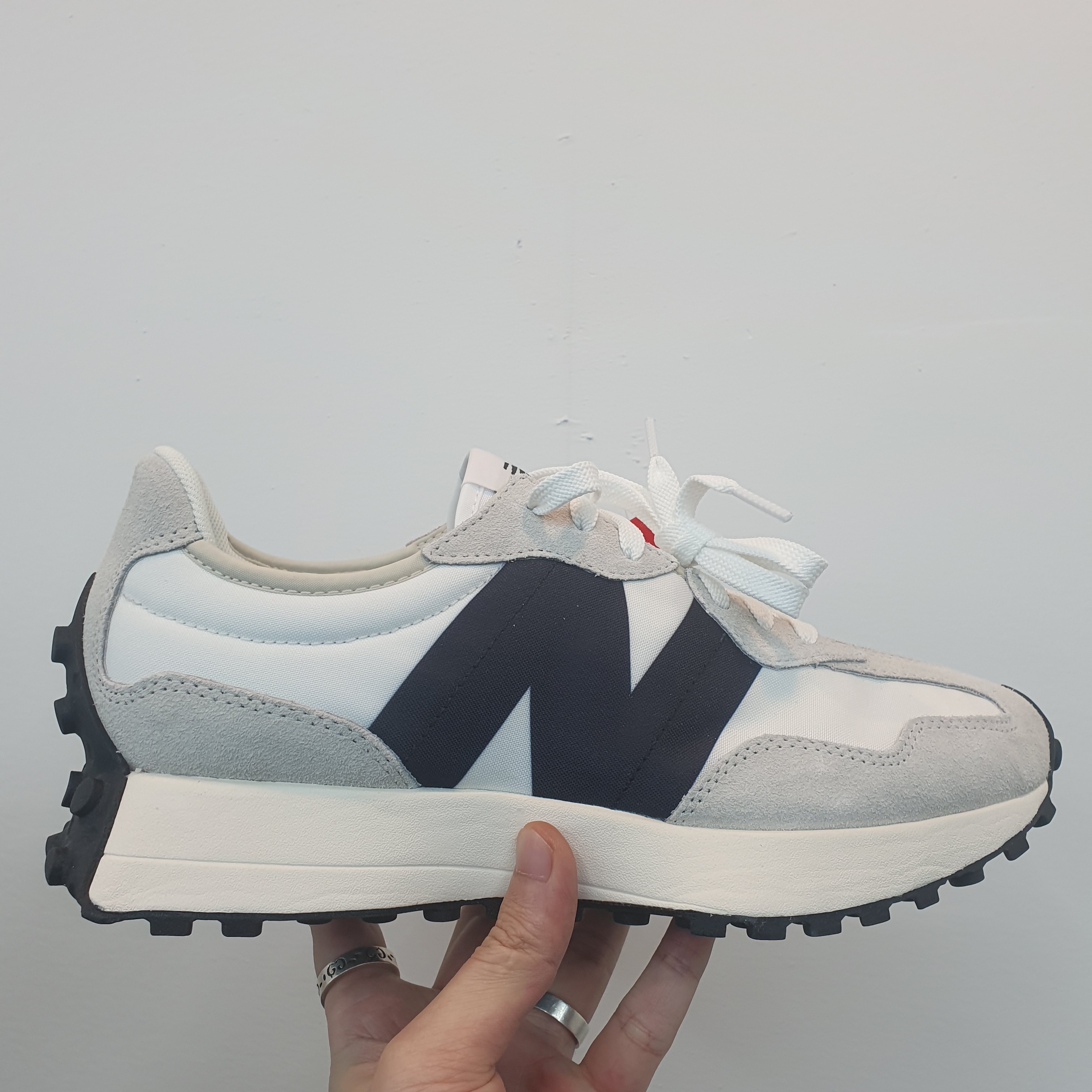 New Balance 327 White Black 착용 스타일