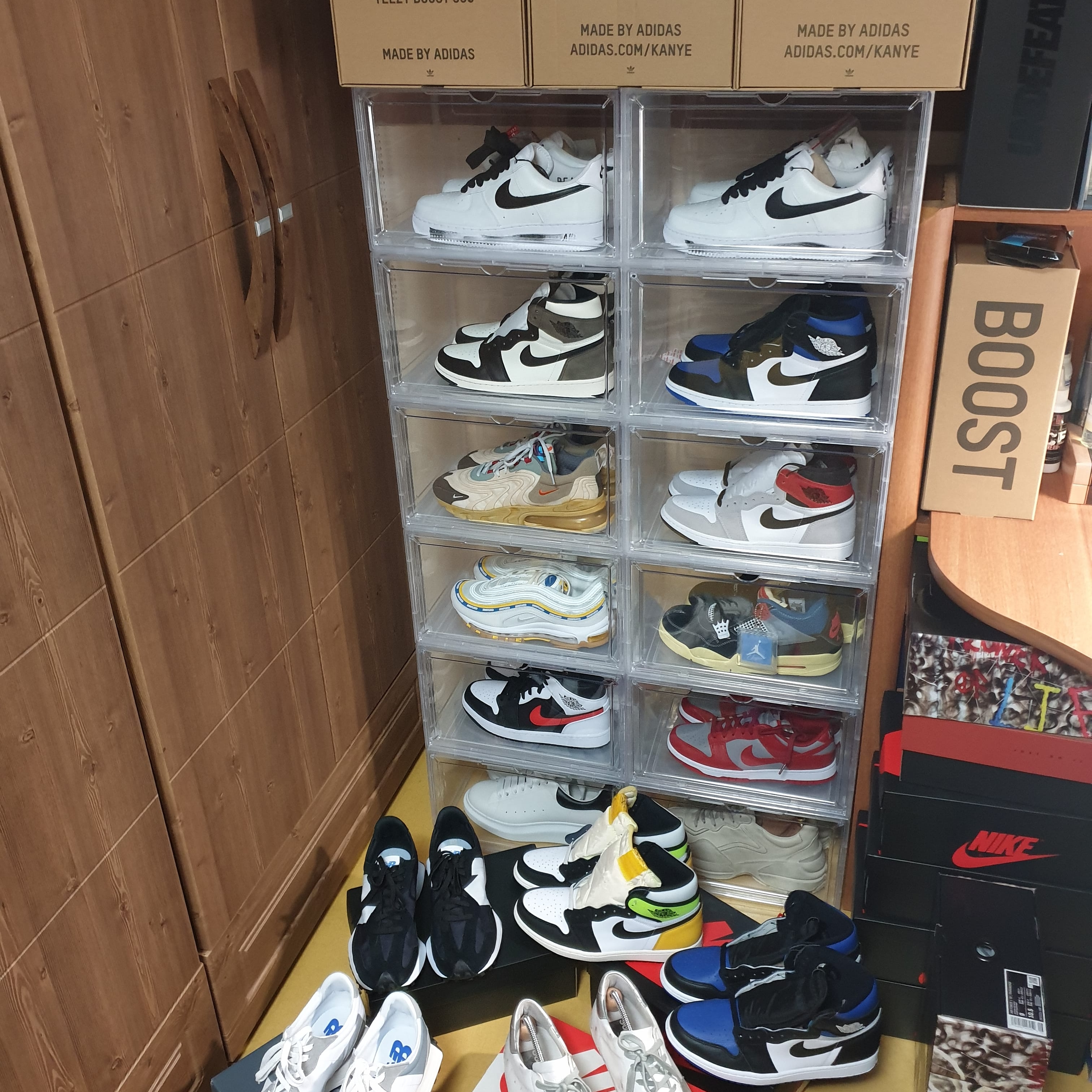 Jordan 1 Mid Black Chile Red, Jordan 1 Retro High OG Volt Gold 착용 스타일