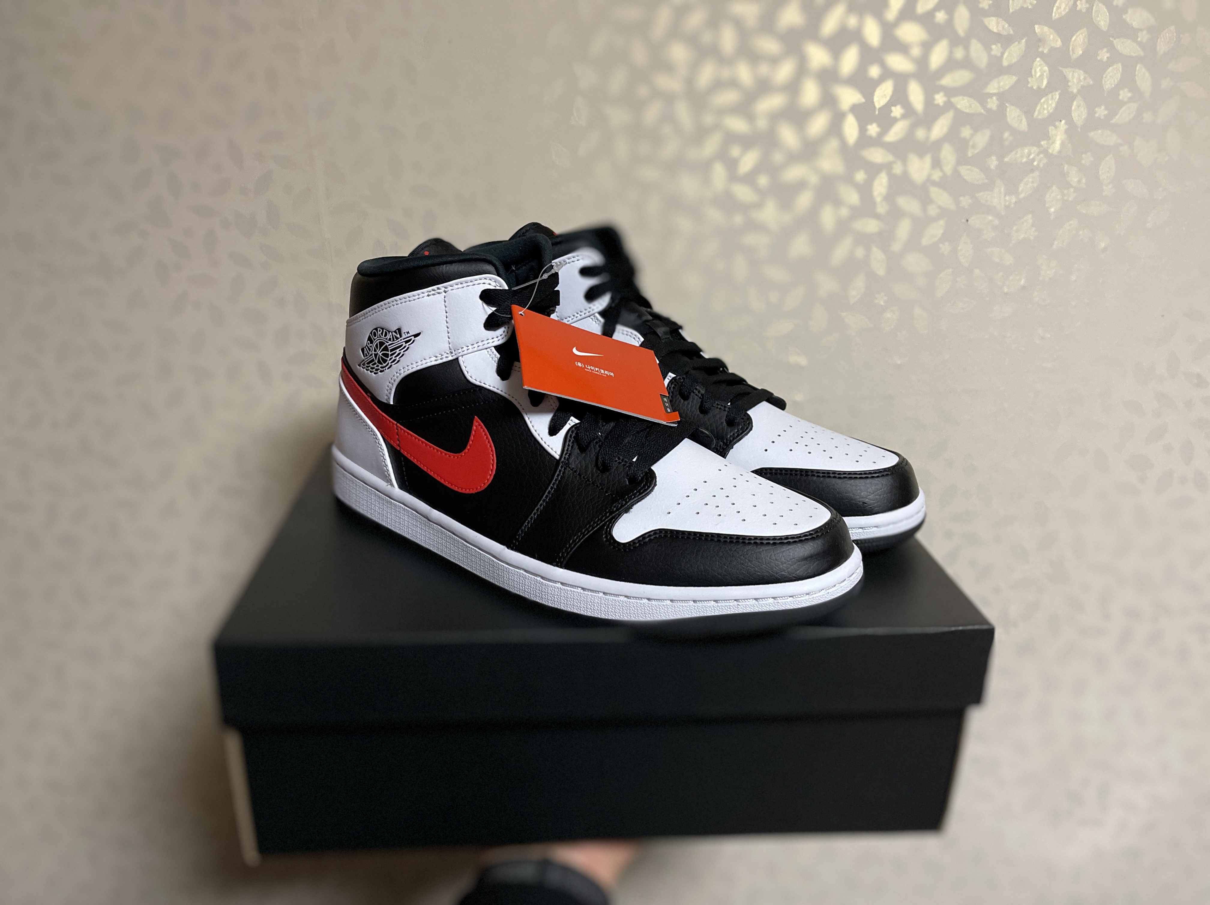 Jordan 1 Mid Black Chile Red 착용 스타일 - 2