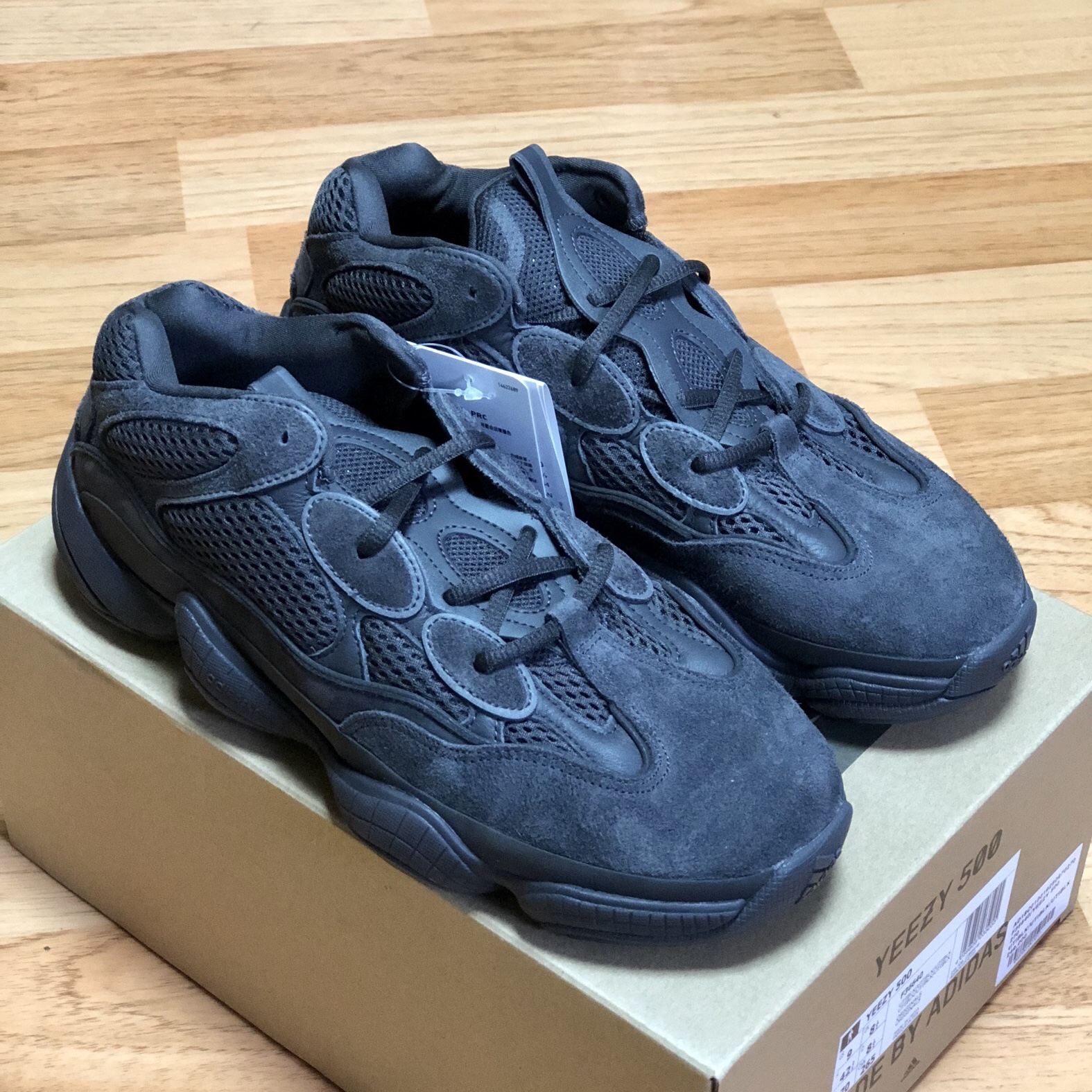 Adidas Yeezy 500 Utility Black 2018/2020 착용 스타일 - 1