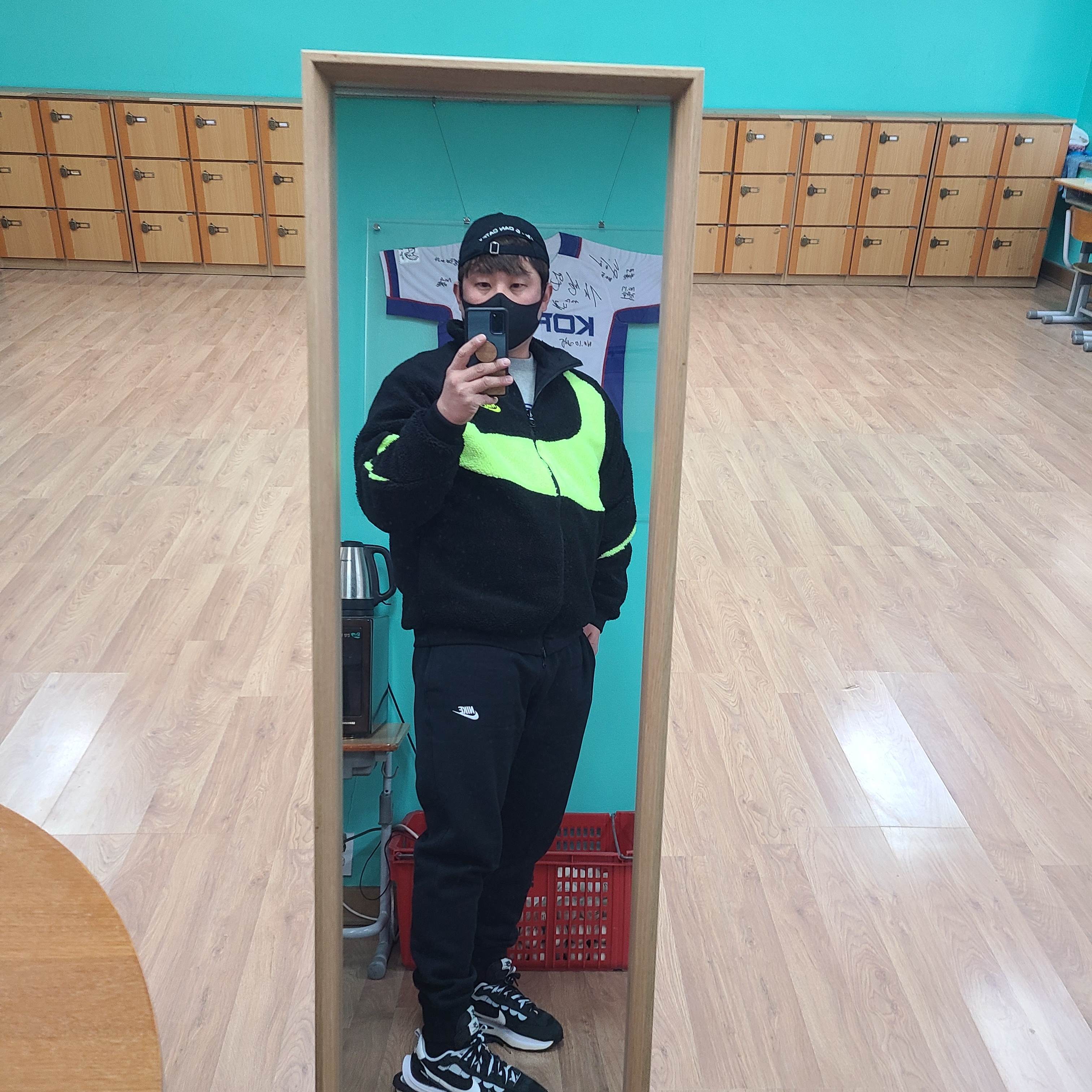 Nike x Sacai VaporWaffle Black White, Nike Big Swoosh Full Zip Jacket Black Volt 착용 스타일