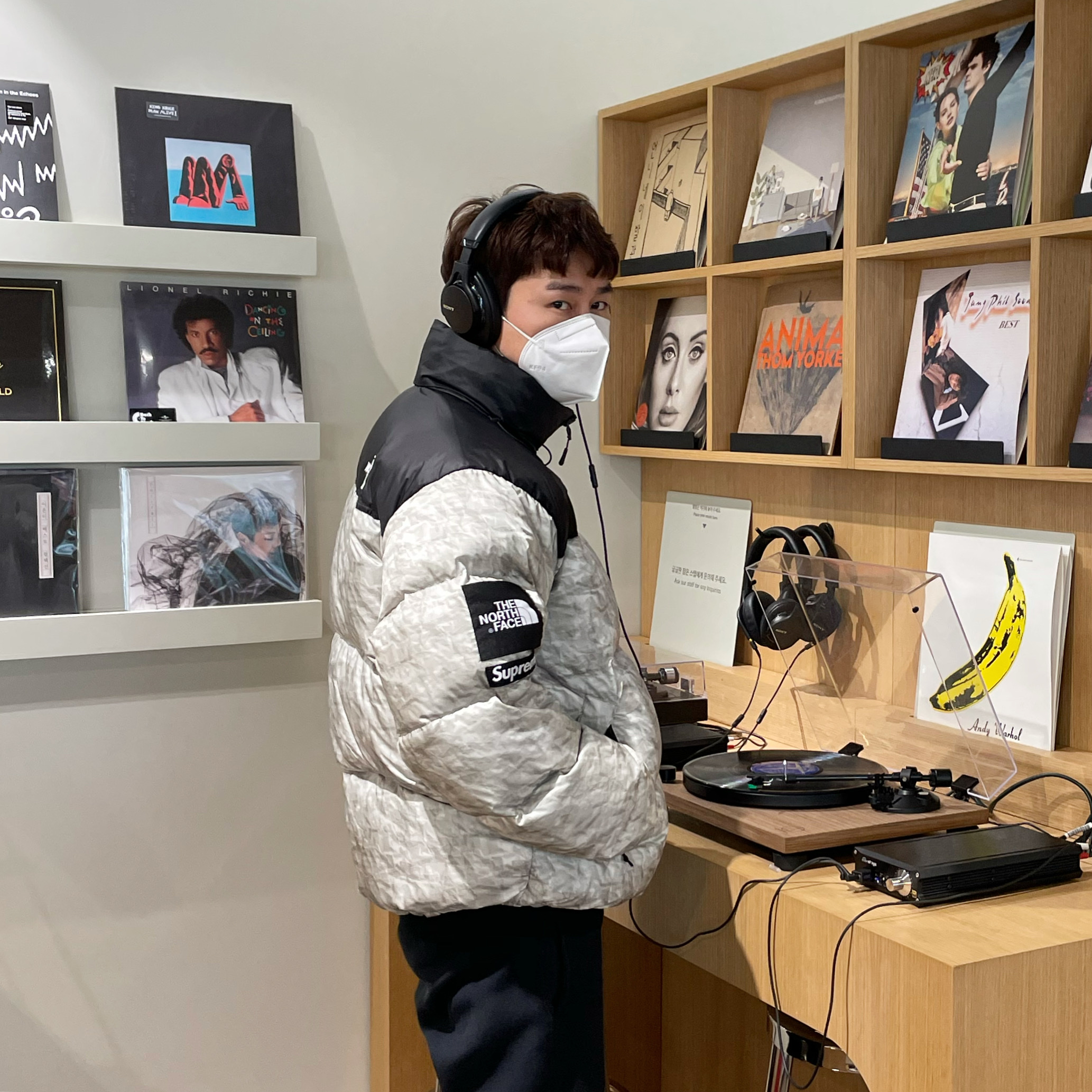 Supreme x The North Face Paper Print Nuptse Jacket - 19FW 착용 스타일