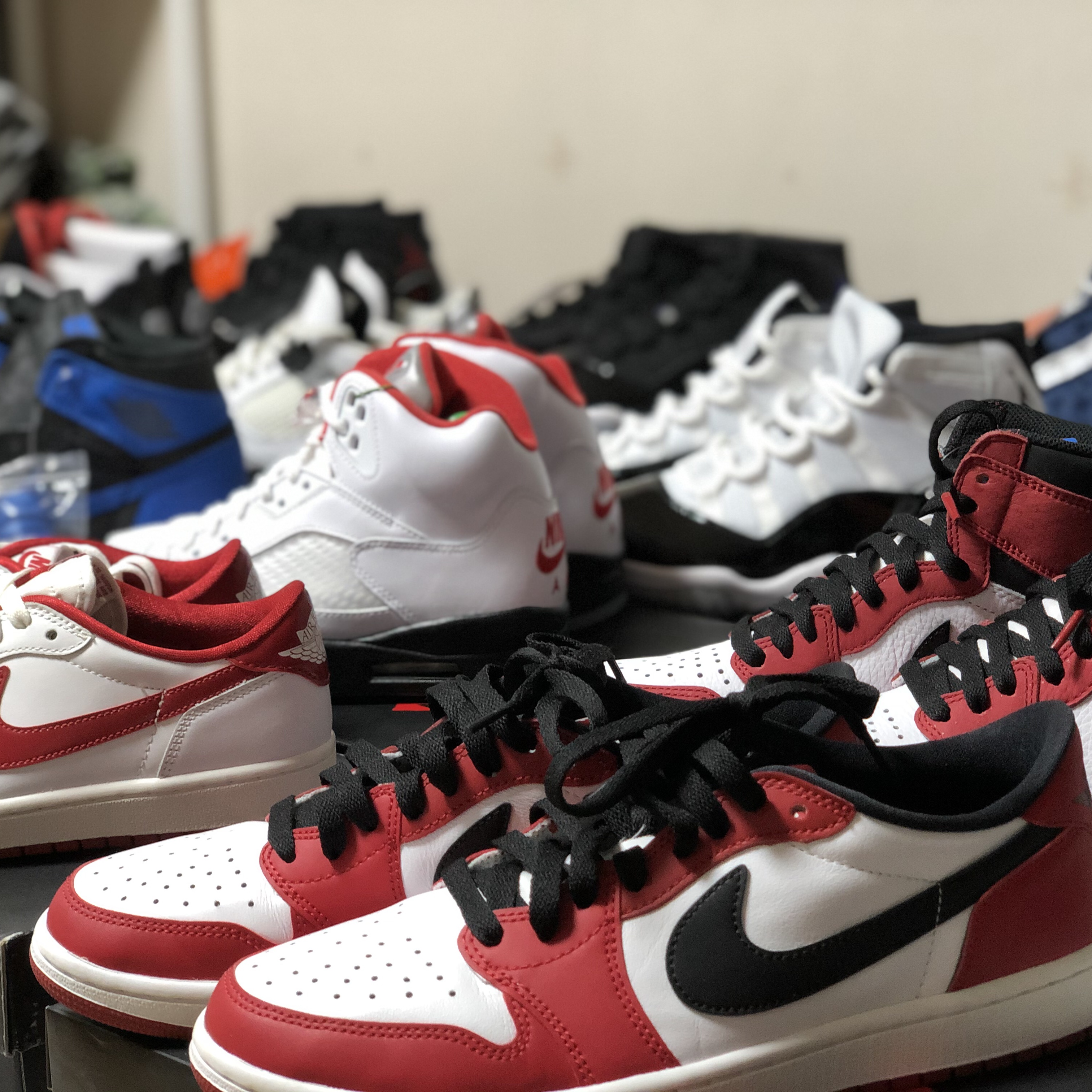 Jordan 1 Retro Low OG Chicago 2016, Jordan 1 Retro High Spider-Man Origin Story 착용 스타일