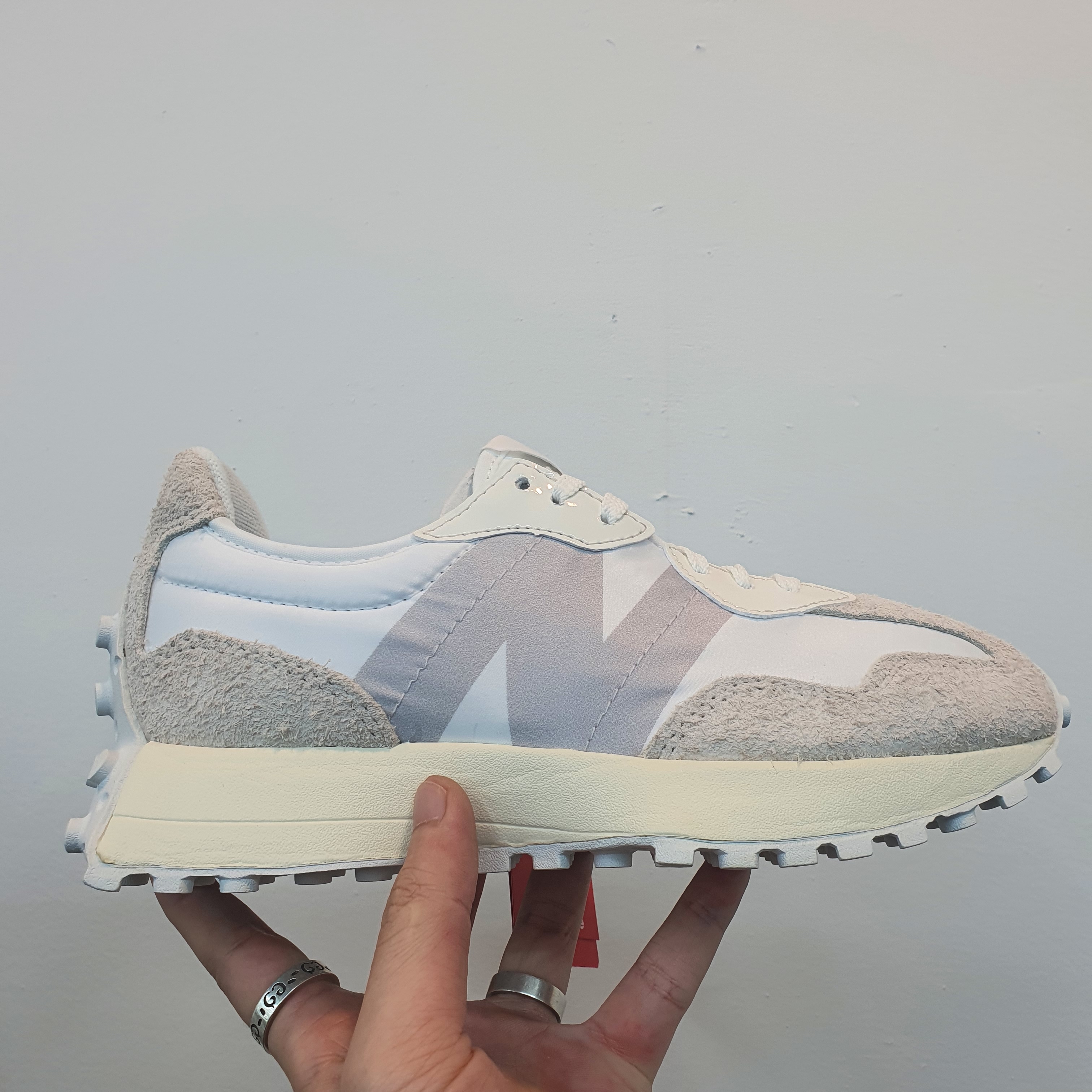 (W) New Balance 327 White Moonbeam 착용 스타일