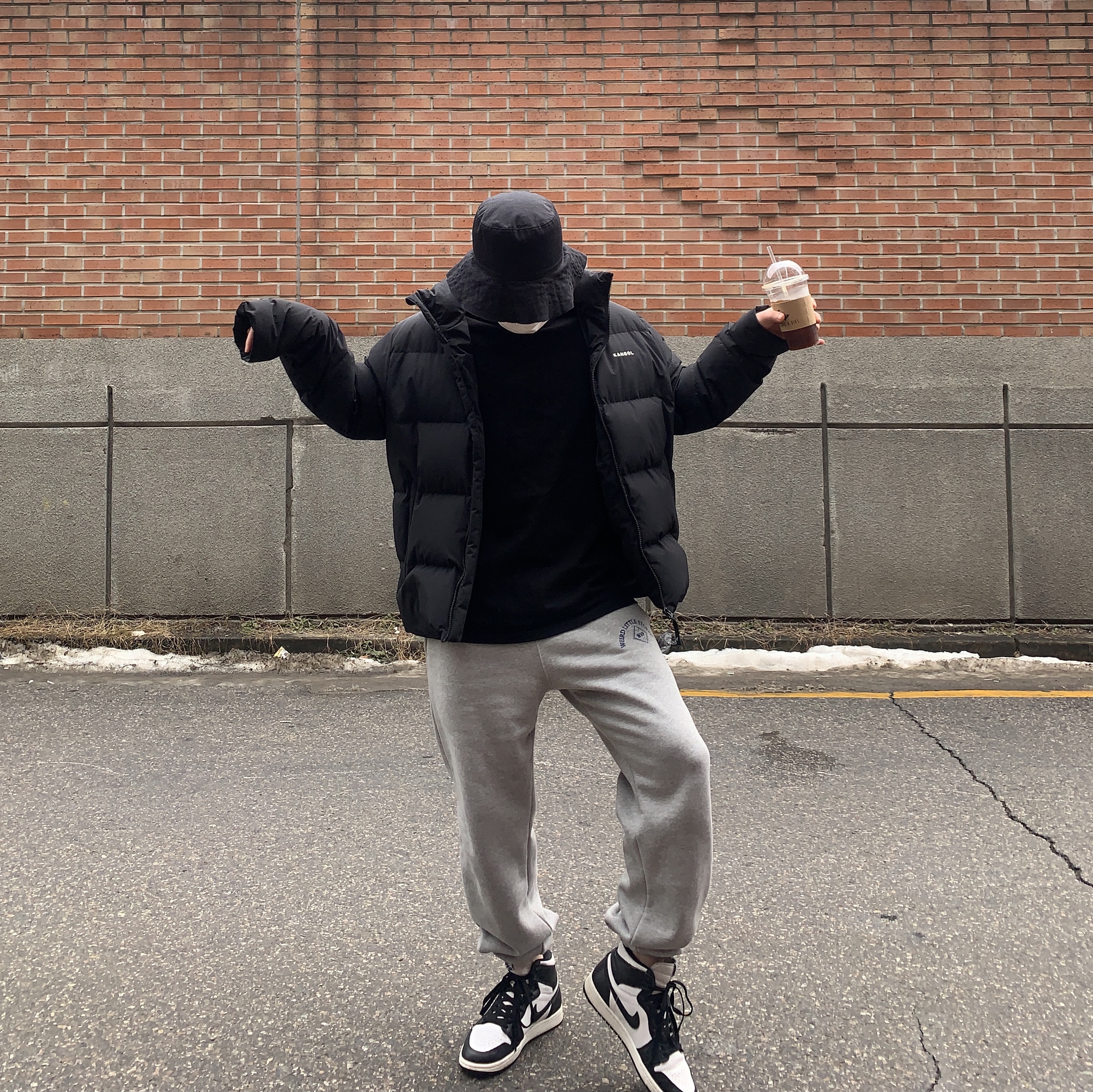 Jordan 1 Retro High OG Black White 2014 착용 스타일 - 1