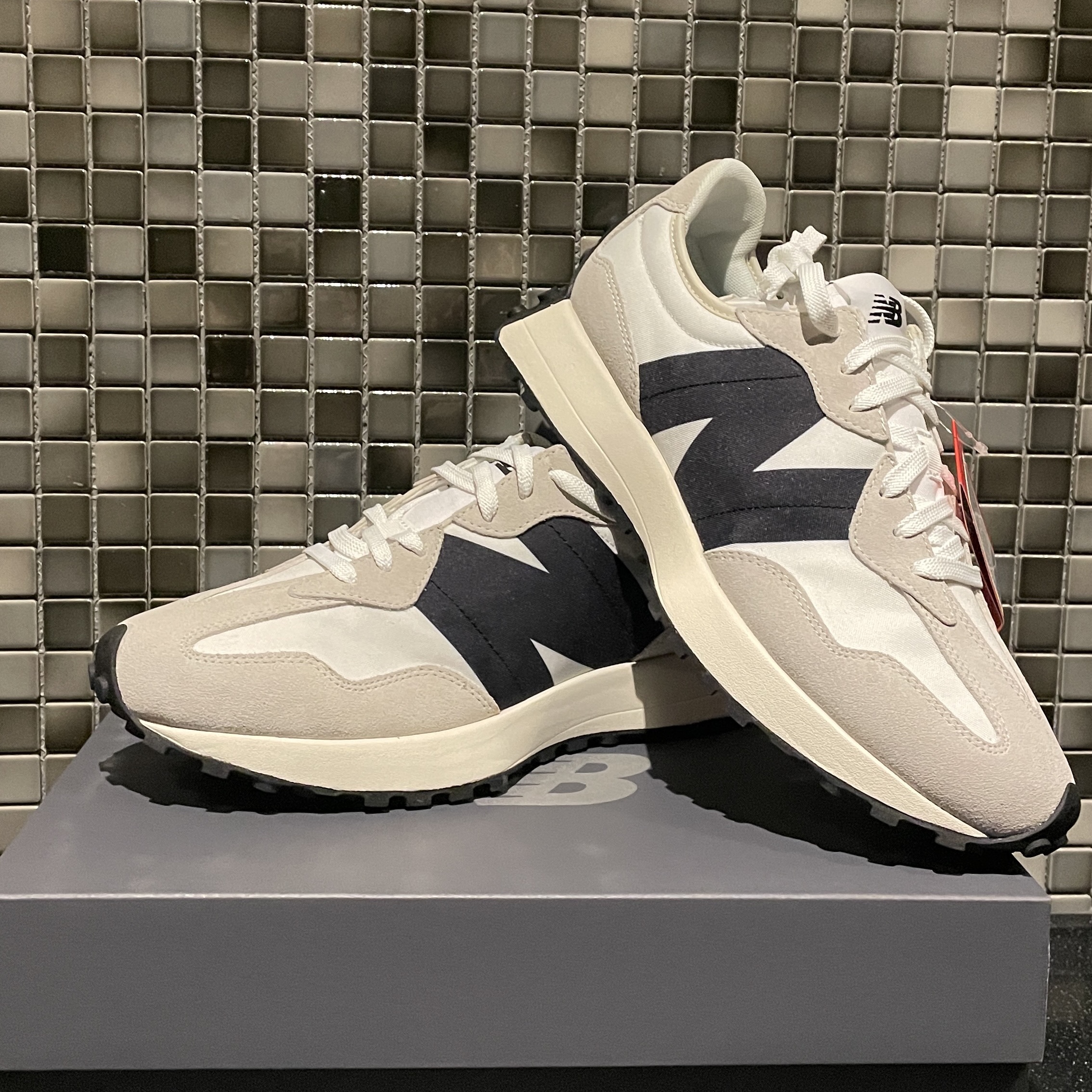 New Balance 327 White Black 착용 스타일