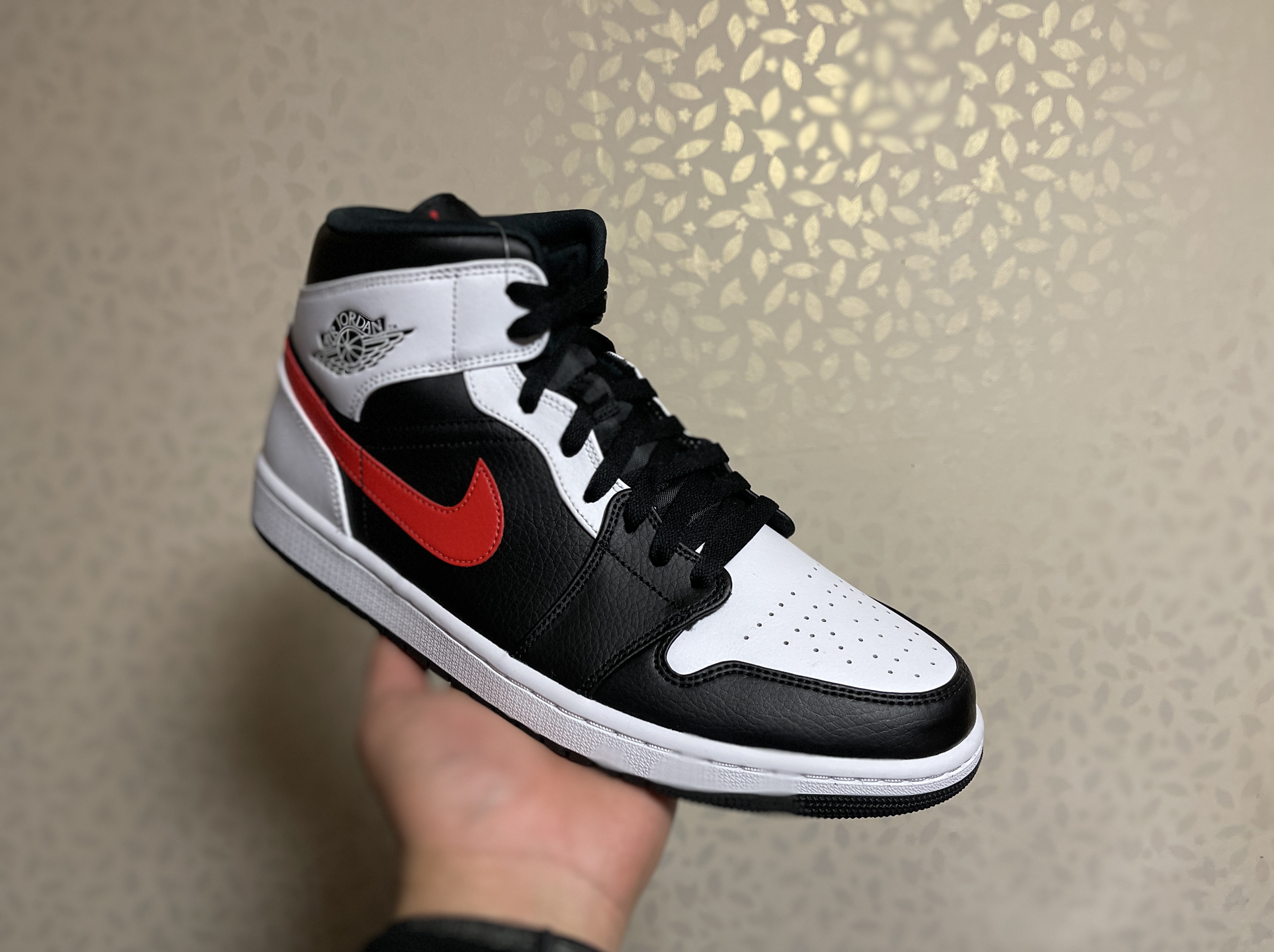 Jordan 1 Mid Black Chile Red 착용 스타일 - 3