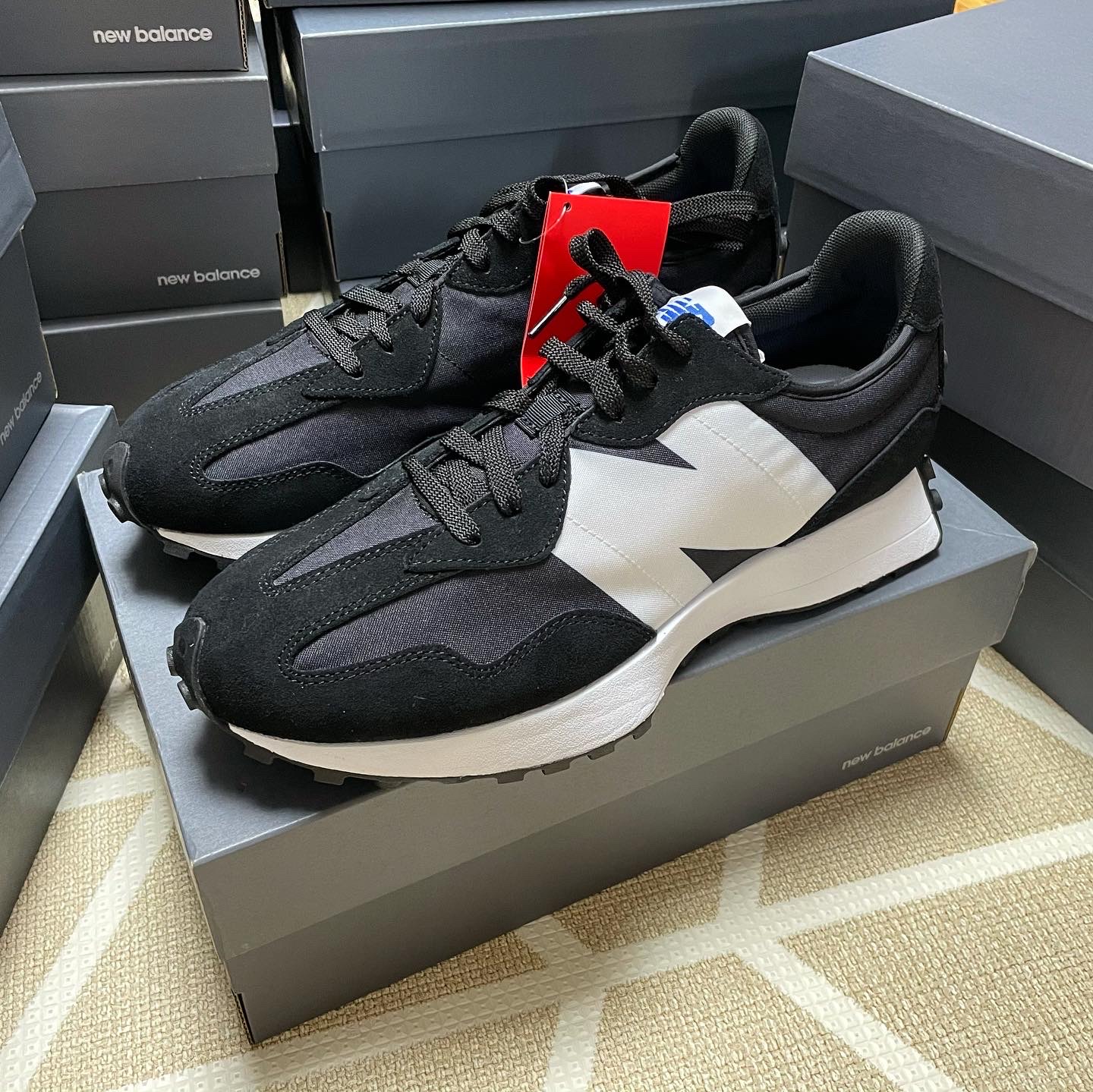 New Balance 327 Black 착용 스타일