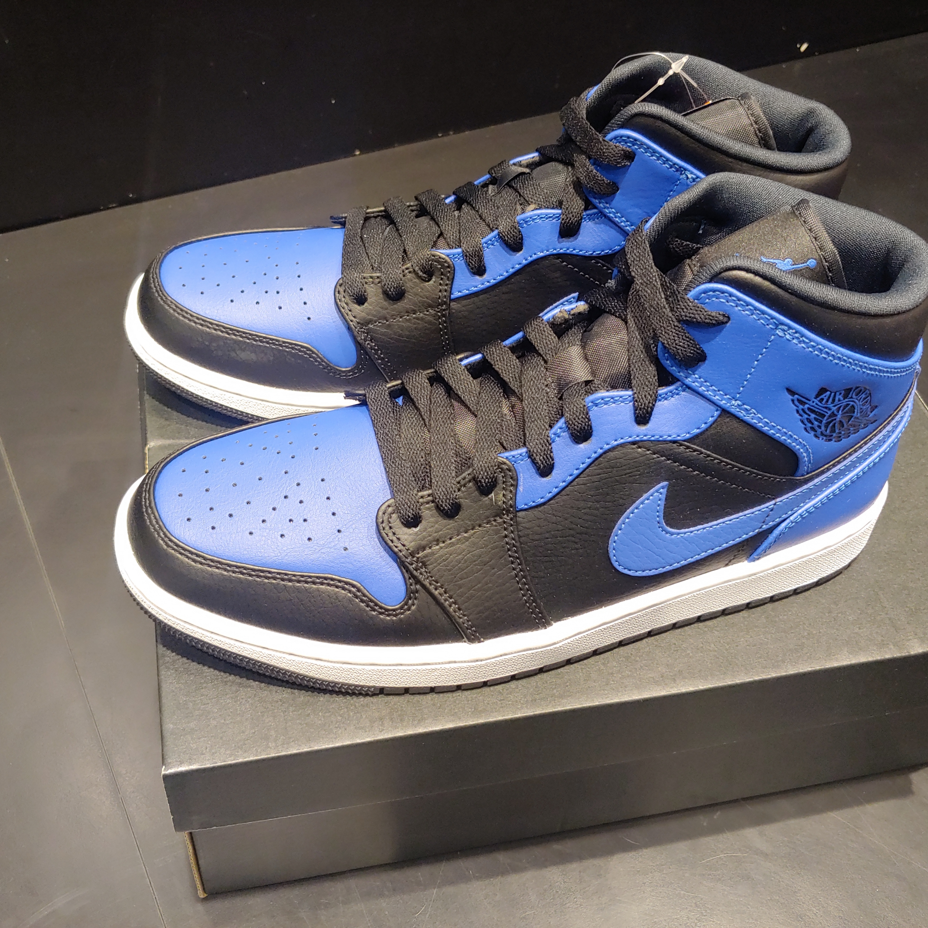 Jordan 1 Mid Black Hyper Royal 착용 스타일