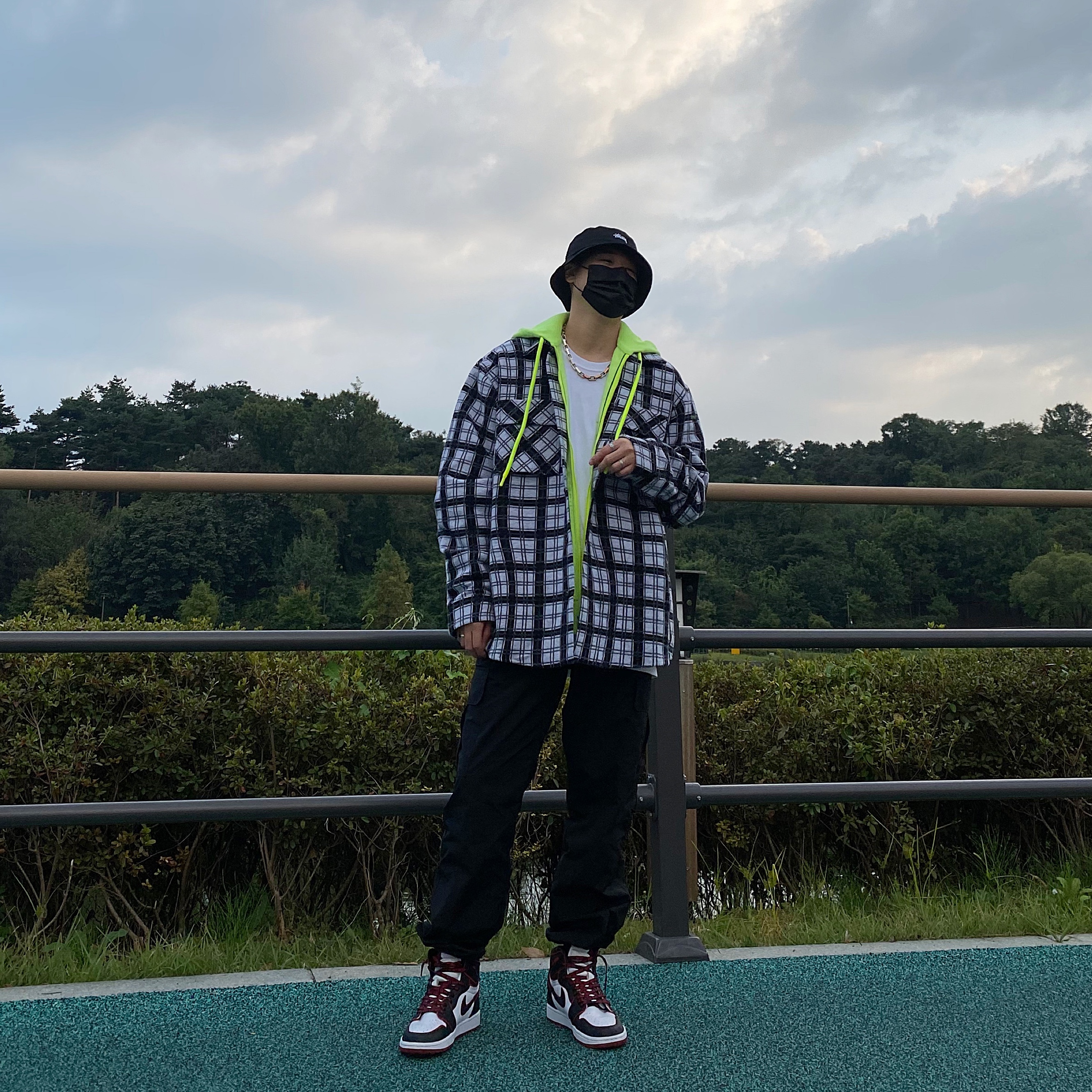 Jordan 1 Retro High OG Bloodline, Nike x Off-White NRG RU Hoodie 착용 스타일 - 1