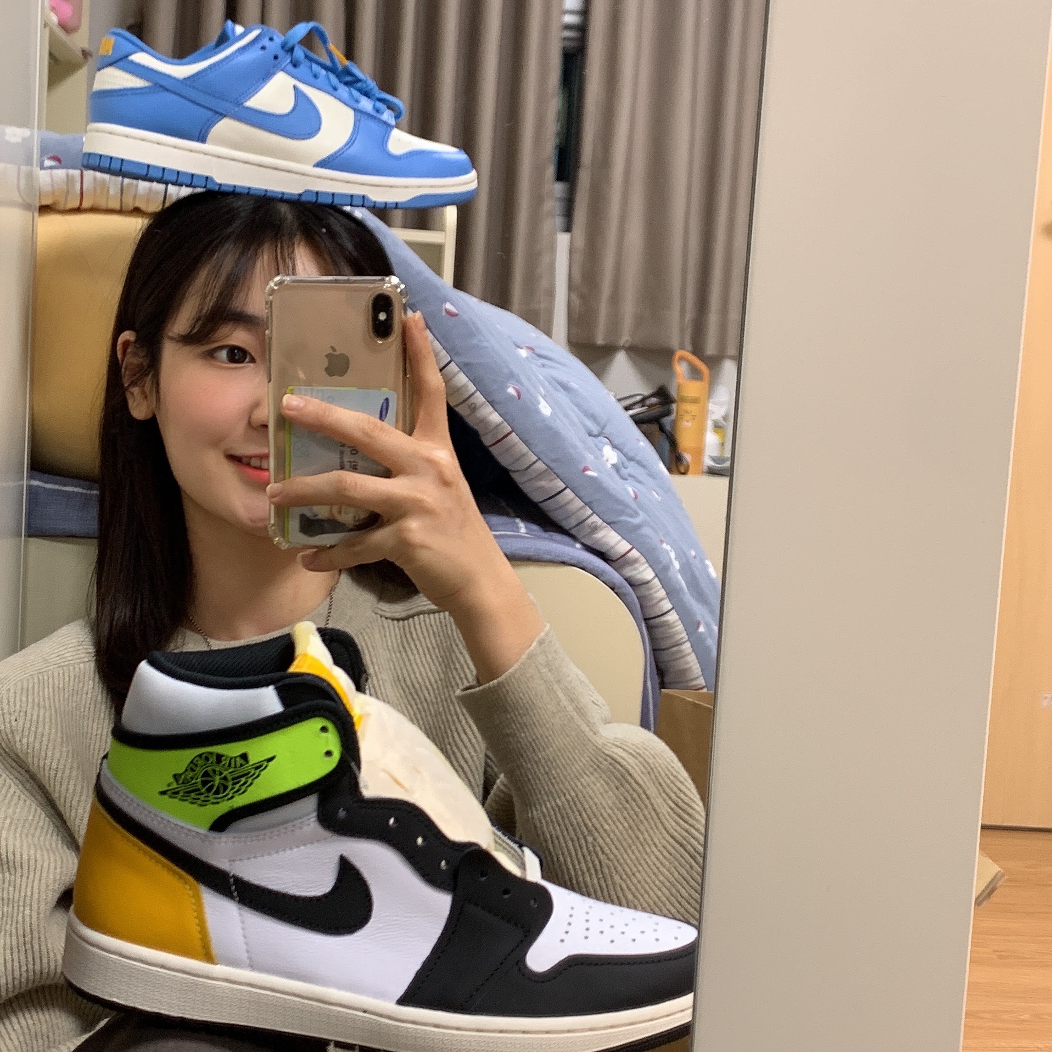 (W) Nike Dunk Low Coast, Jordan 1 Retro High OG Volt Gold 착용 스타일