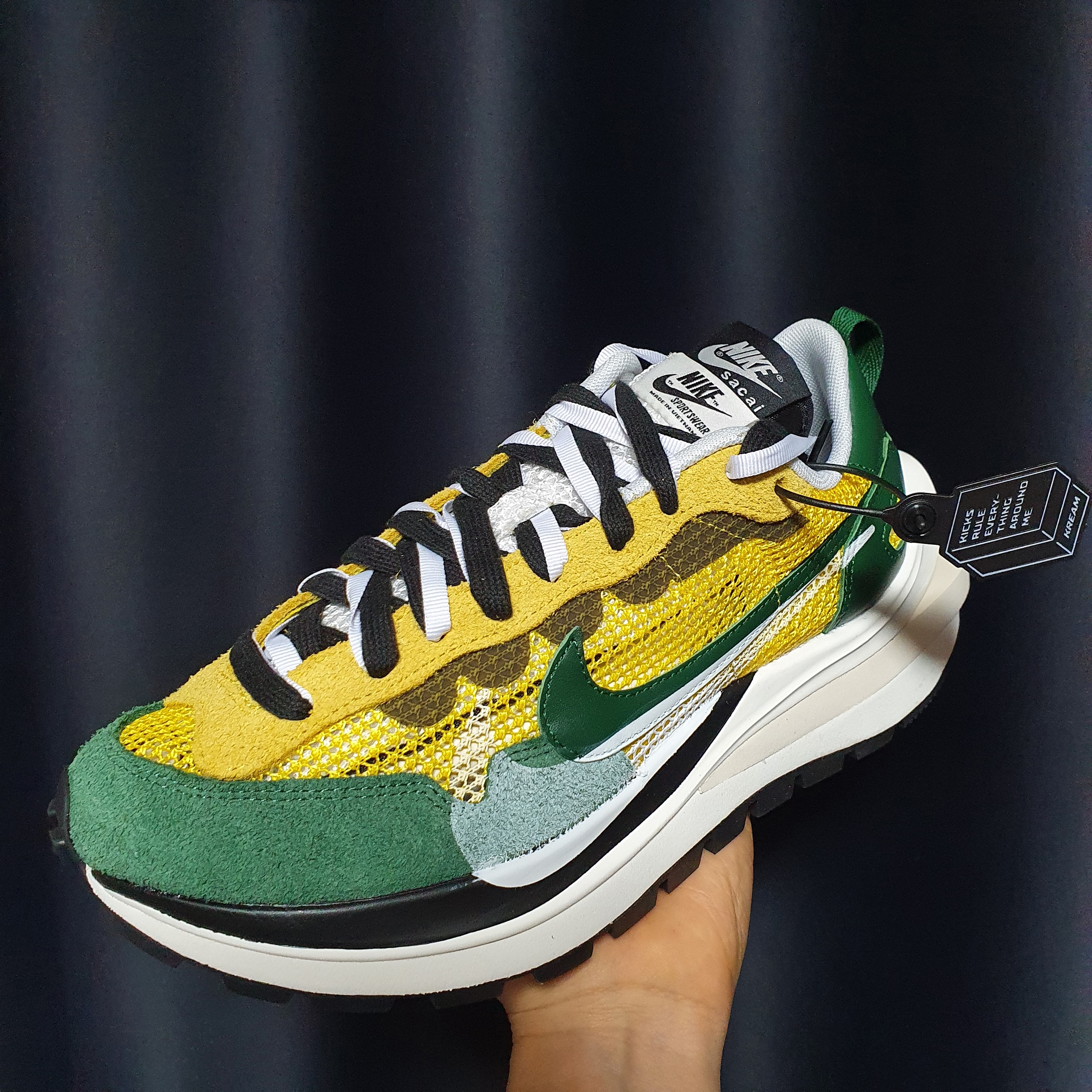 Nike x Sacai VaporWaffle Tour Yellow & Gorge Green Sail 착용 스타일 - 1
