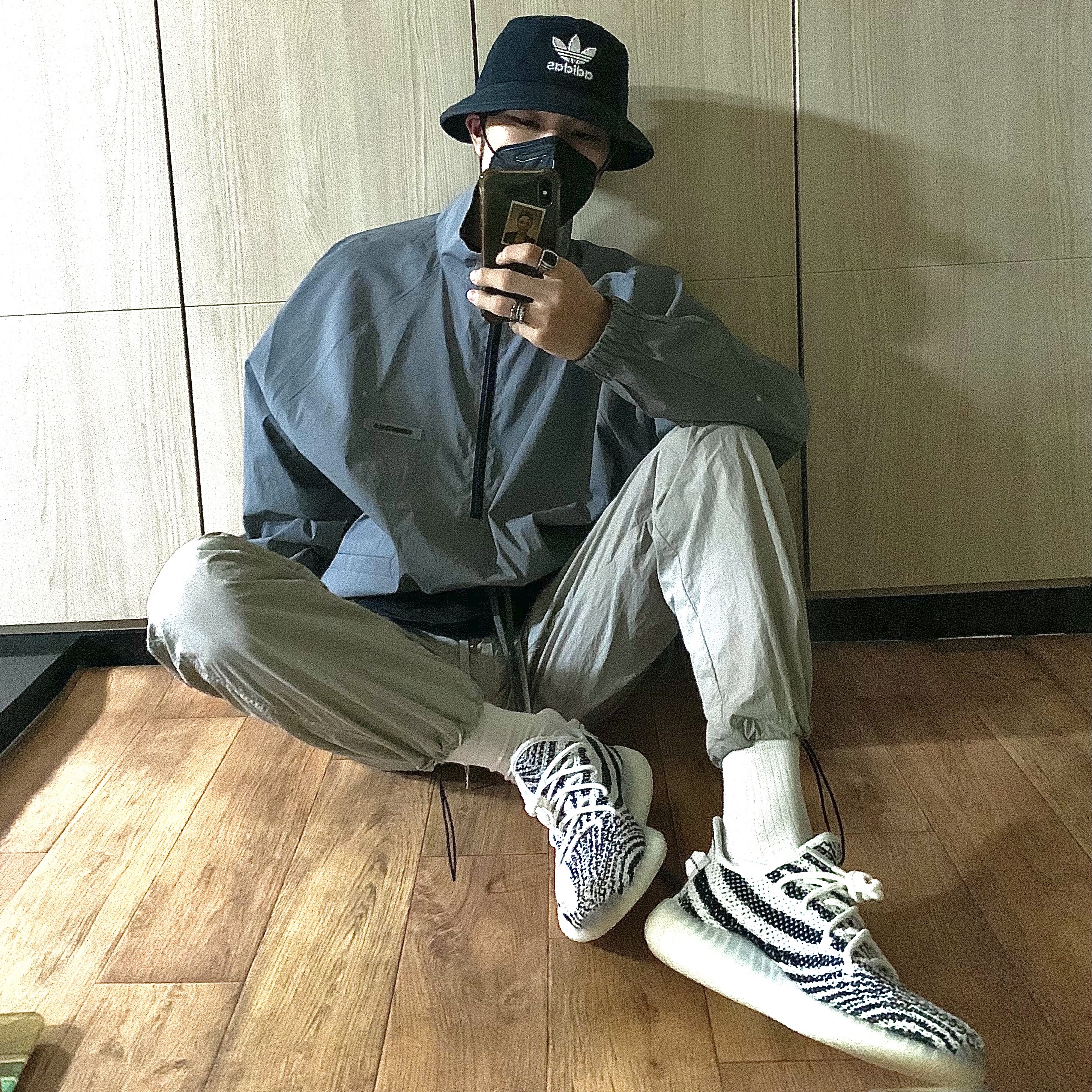 Adidas Yeezy Boost 350 V2 Zebra 2017/2019/2020, Essentials Track Jacket Silver Reflective - 20SS 착용 스타일 - 2