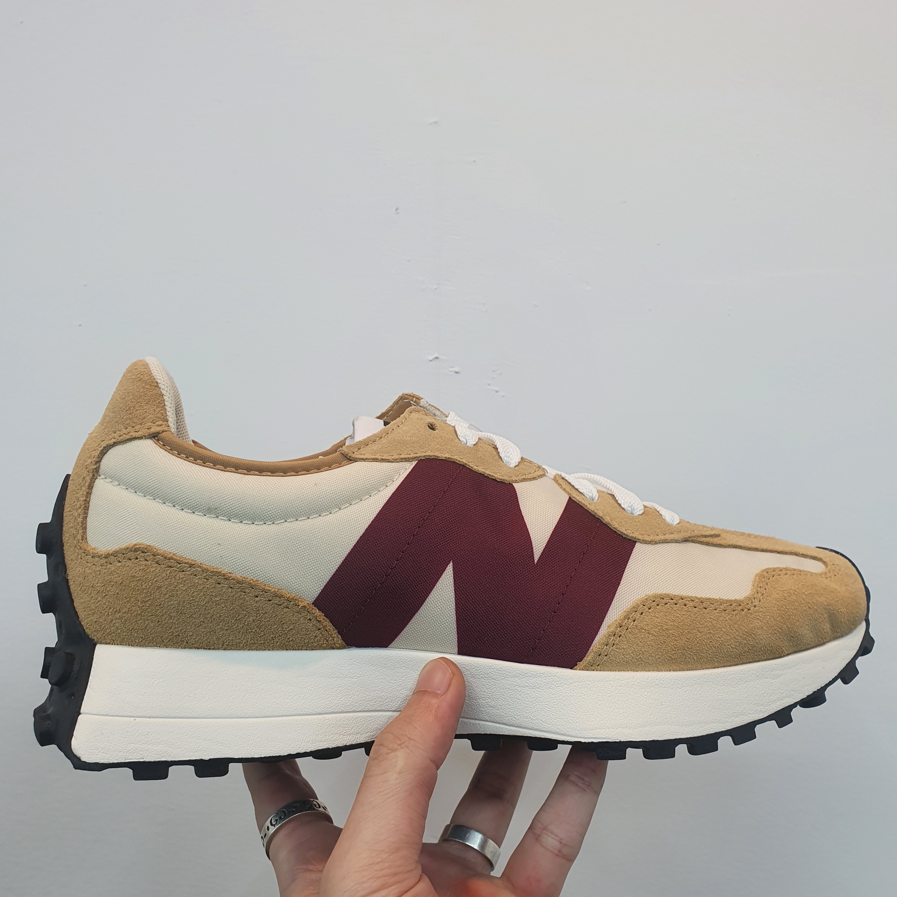 New Balance 327 Moonbeam Ghost Pepper 착용 스타일