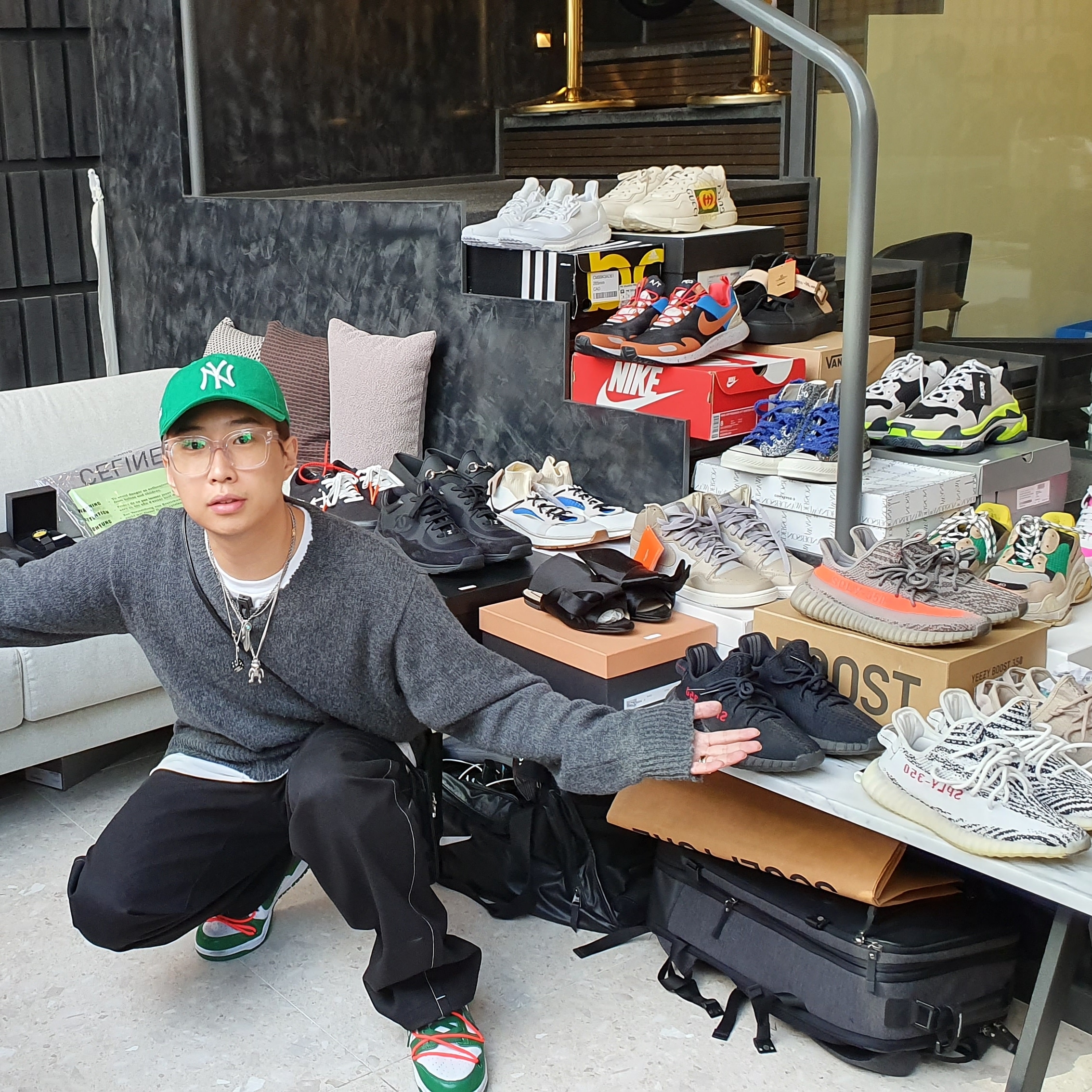 Nike x Off-White Dunk Low Pine Green, Gucci Rhyton Leather Sneakers Square Logo 착용 스타일