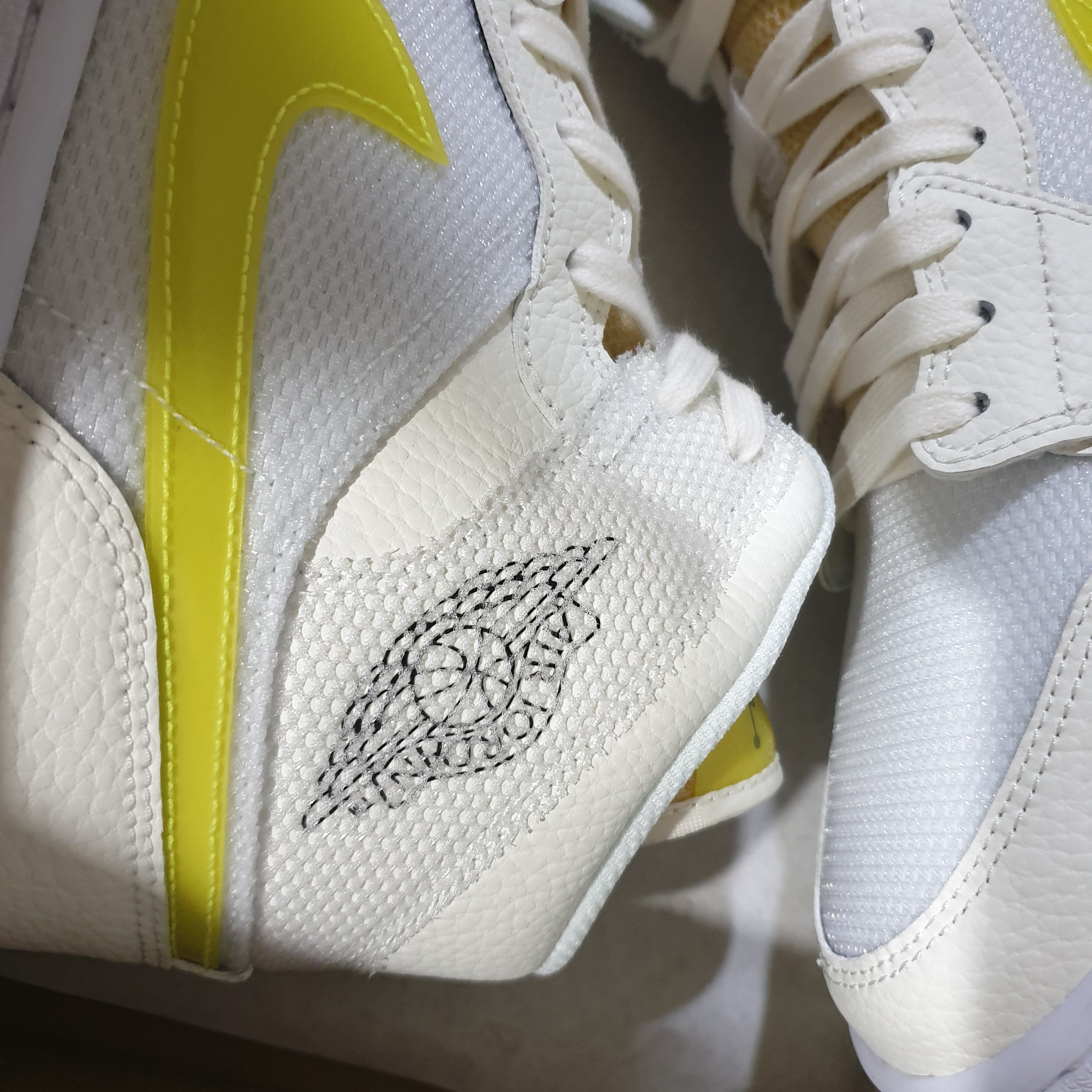 (W) Jordan 1 Mid SE Voltage Yellow 착용 스타일 - 2
