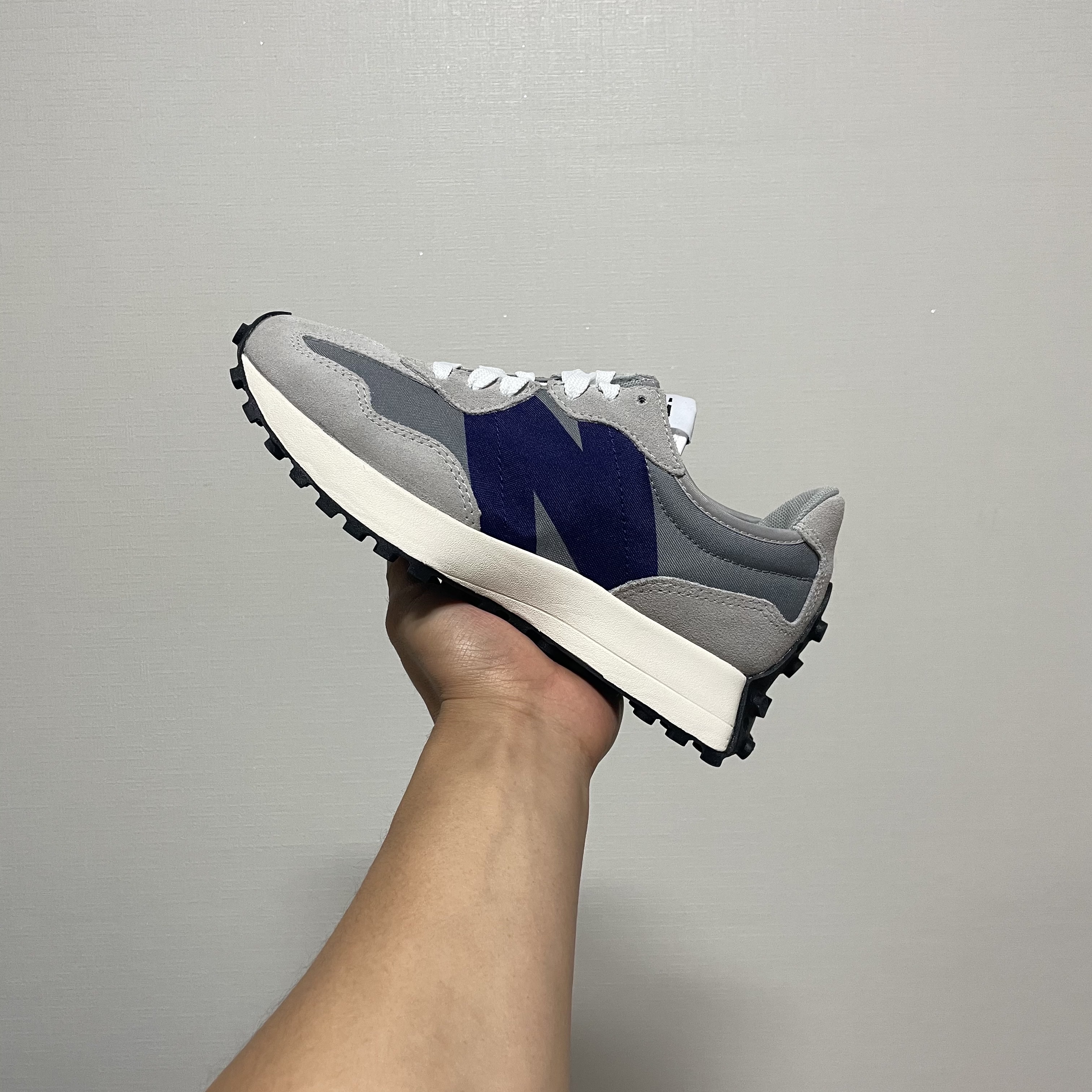 New Balance 327 Grey Purple 착용 스타일