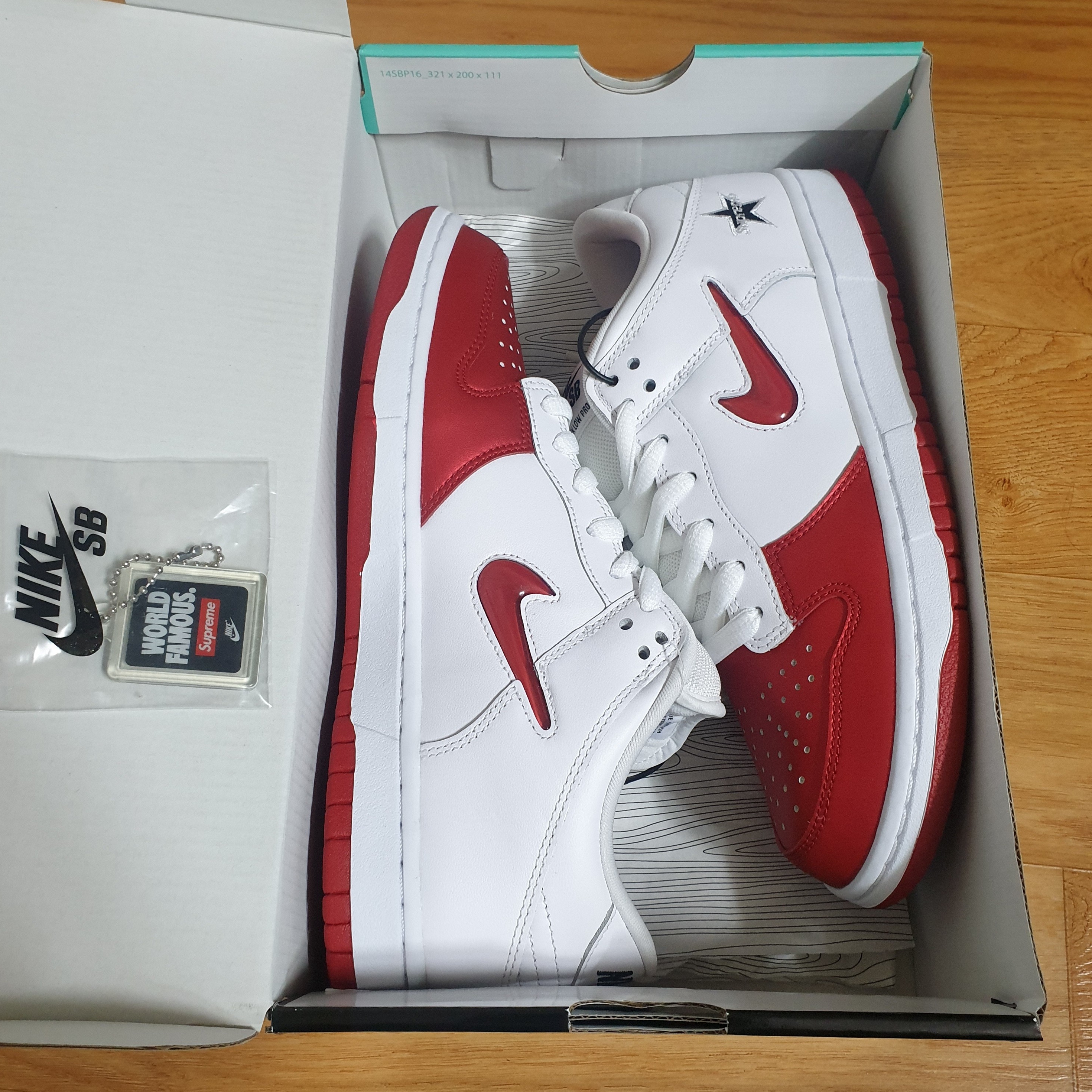Nike x Supreme SB Dunk Low Jewel Swoosh Red, Nike Dunk Low SP Retro Viotech 2019 착용 스타일 - 1