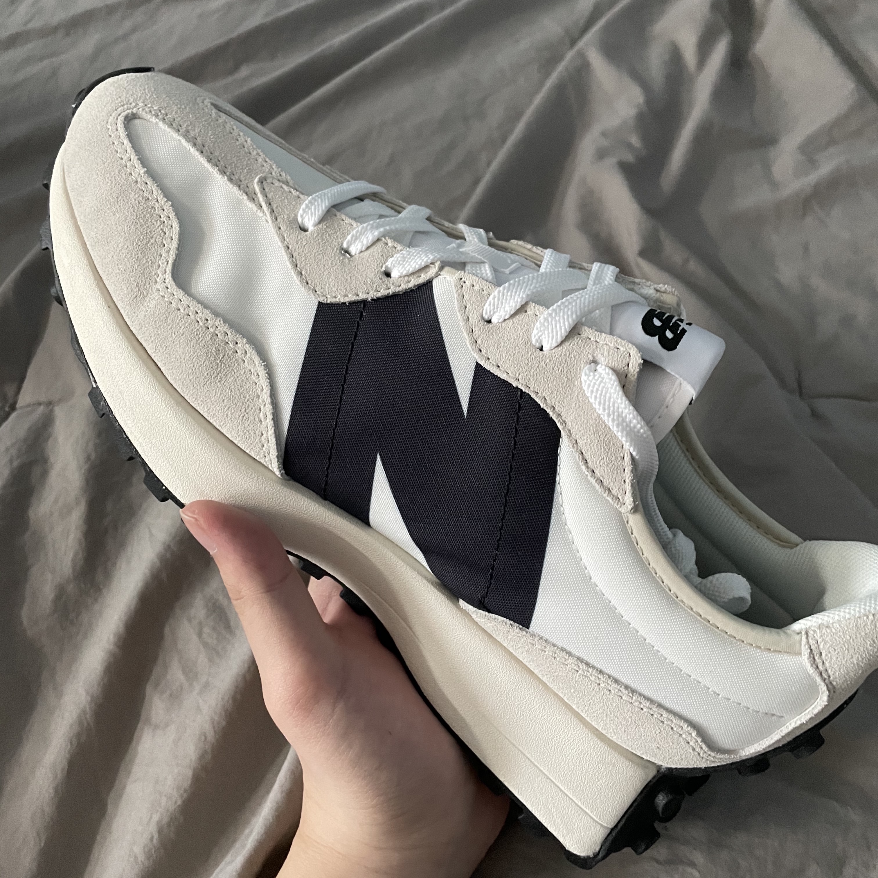 New Balance 327 White Black 착용 스타일