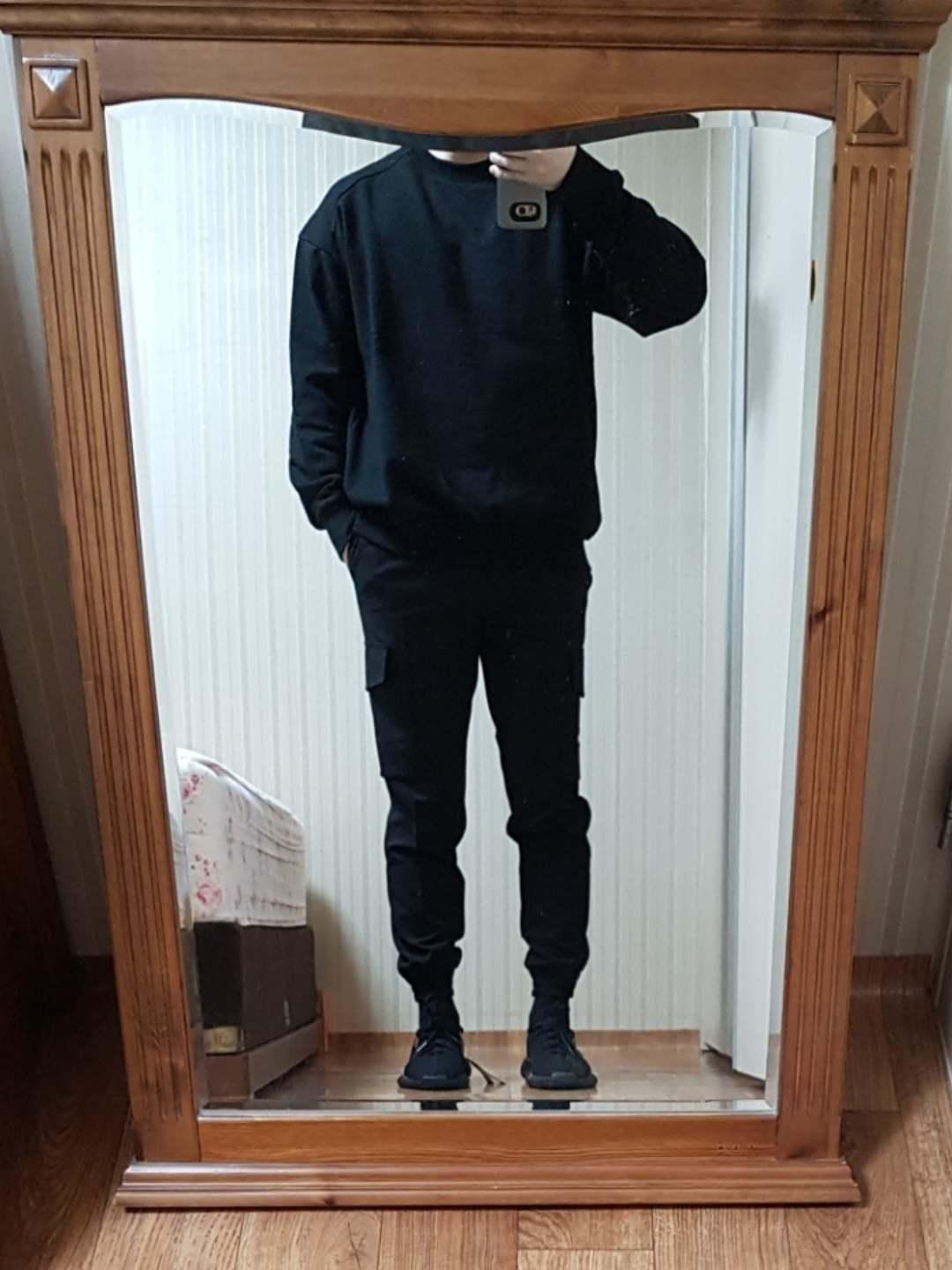 Adidas Yeezy Boost 350 V2 Black Red 2020 착용 스타일 - 4