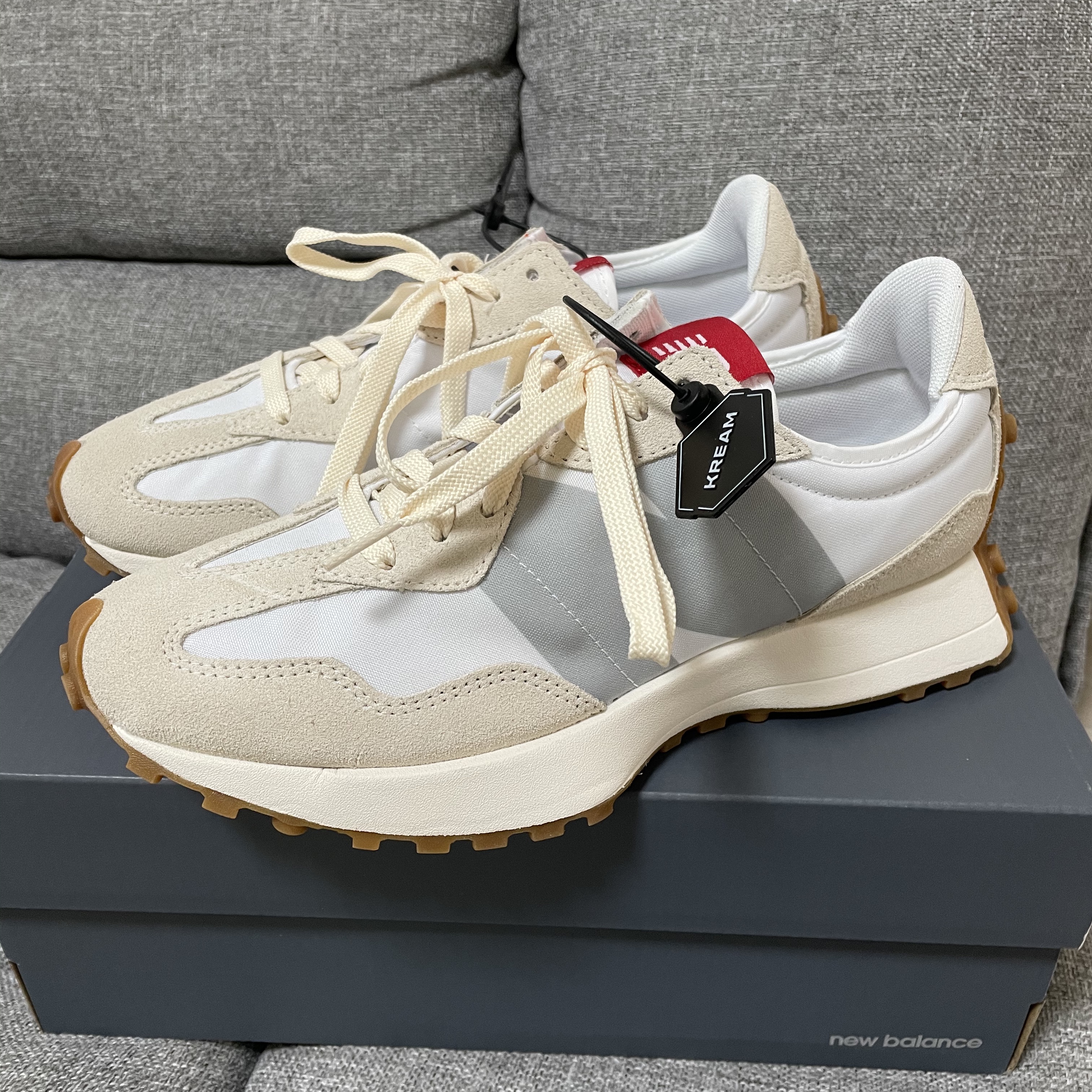 New Balance 327 White Silver Gum 착용 스타일 - 3