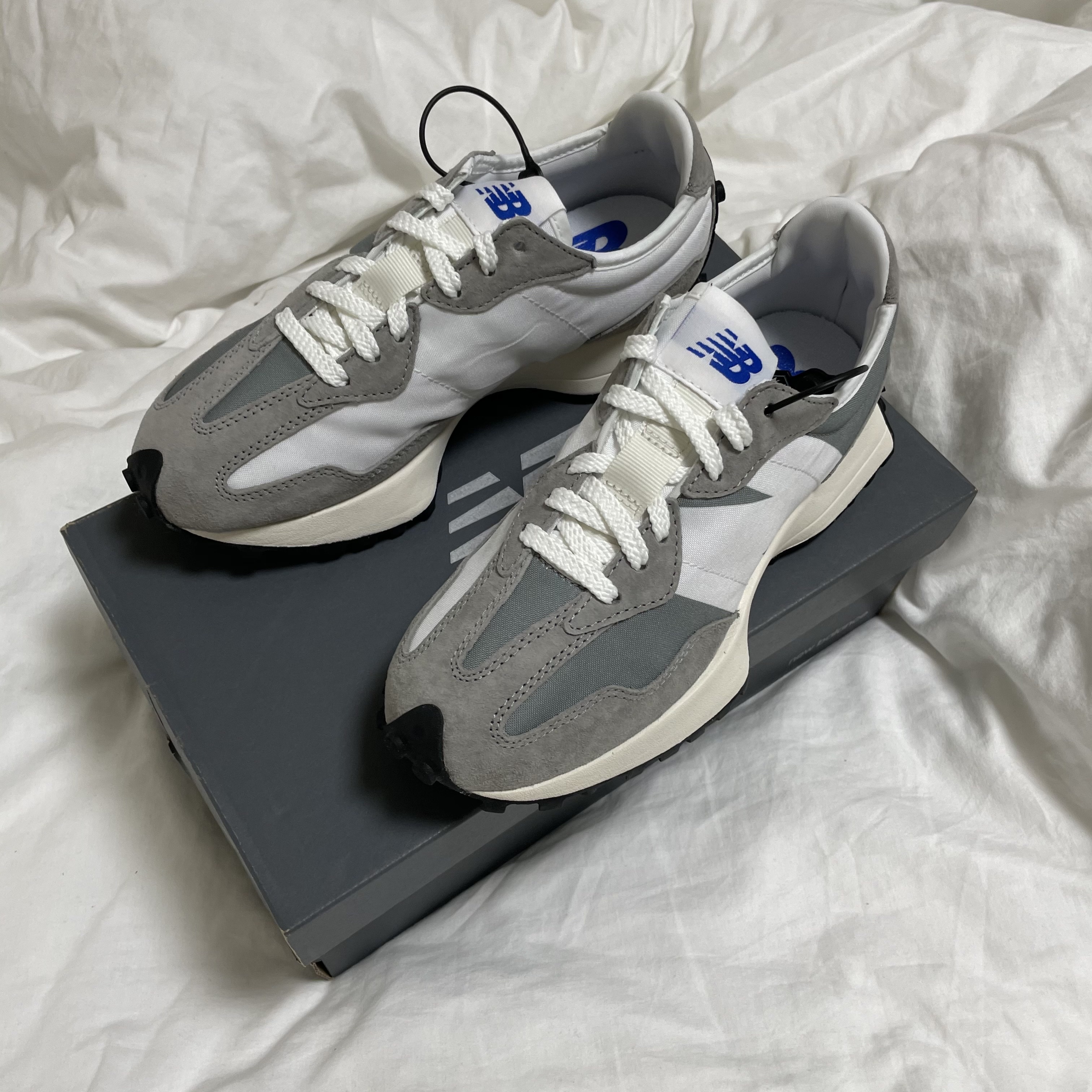 New Balance 327 Grey 착용 스타일 - 2