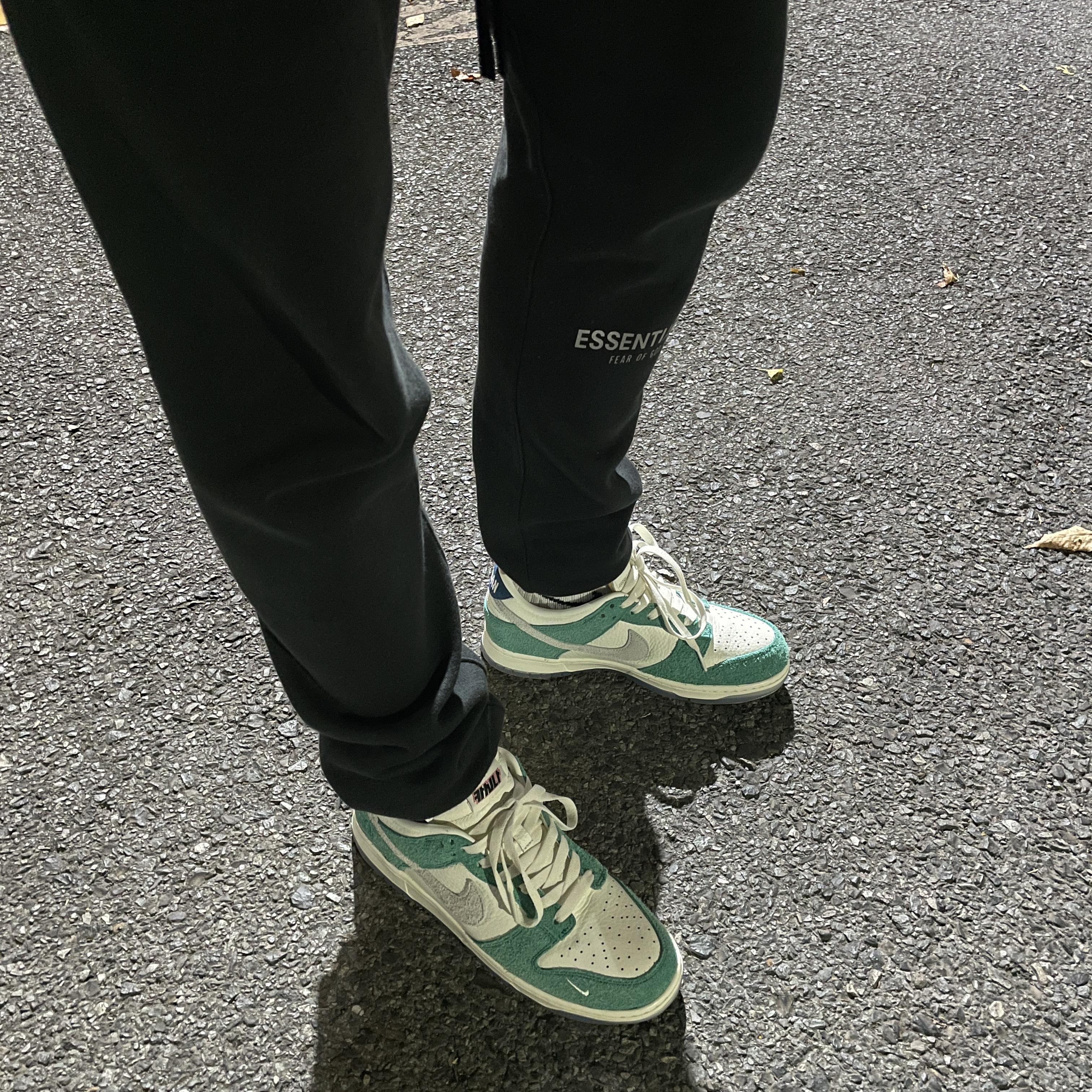 Nike x Kasina Dunk Low Road Sign - Kasina Exclusive, Essentials Sweatpants Dark Slate/Black 2020 착용 스타일