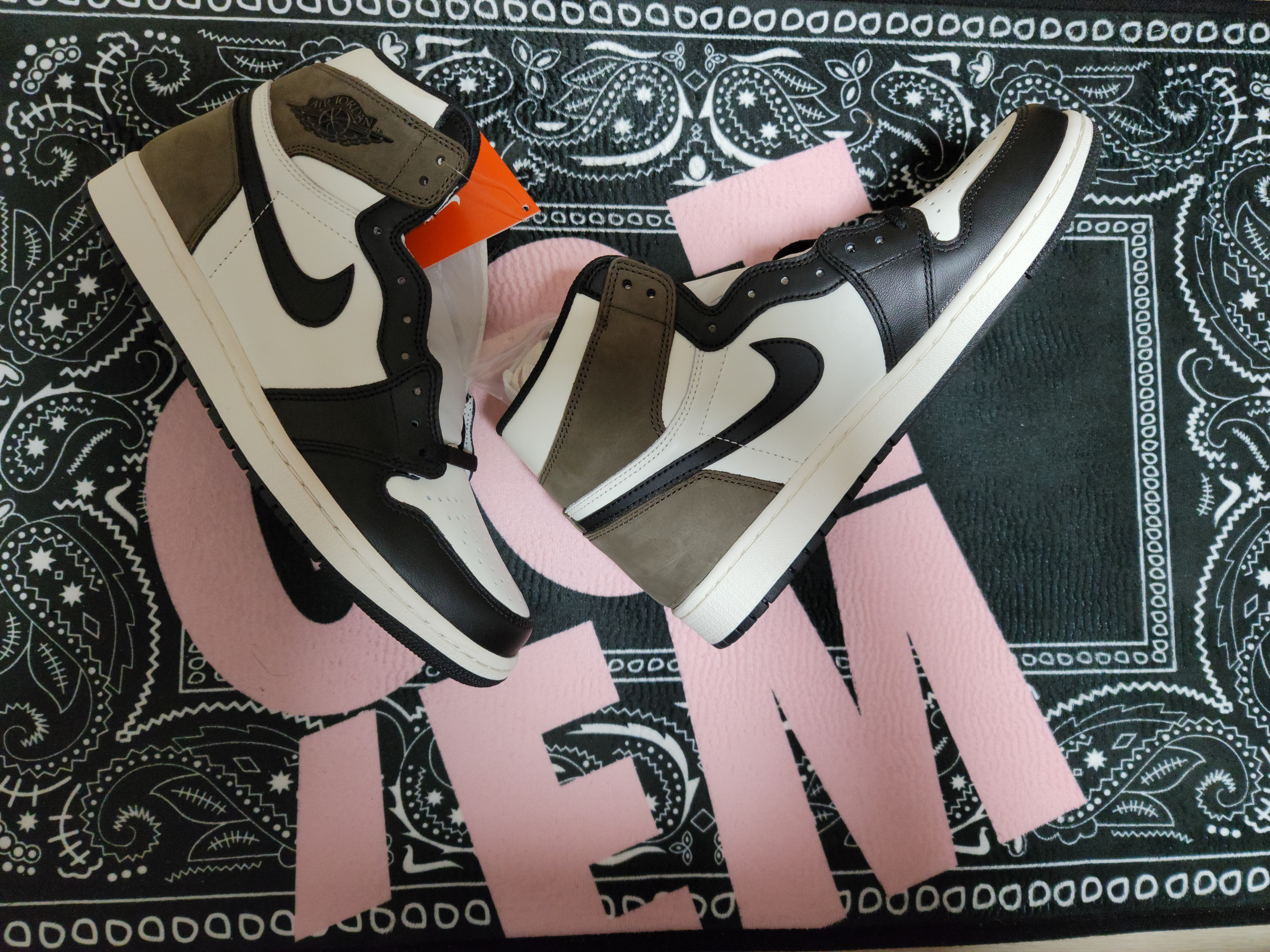 Jordan 1 Retro High OG Black Mocha 착용 스타일