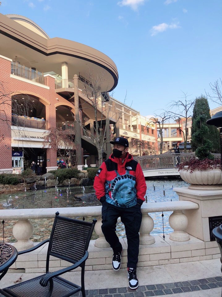 Jordan 1 Retro High OG Black Toe 2016, Supreme x The North Face Statue of Liberty Mountain Jacket Red - 19FW 착용 스타일 - 1