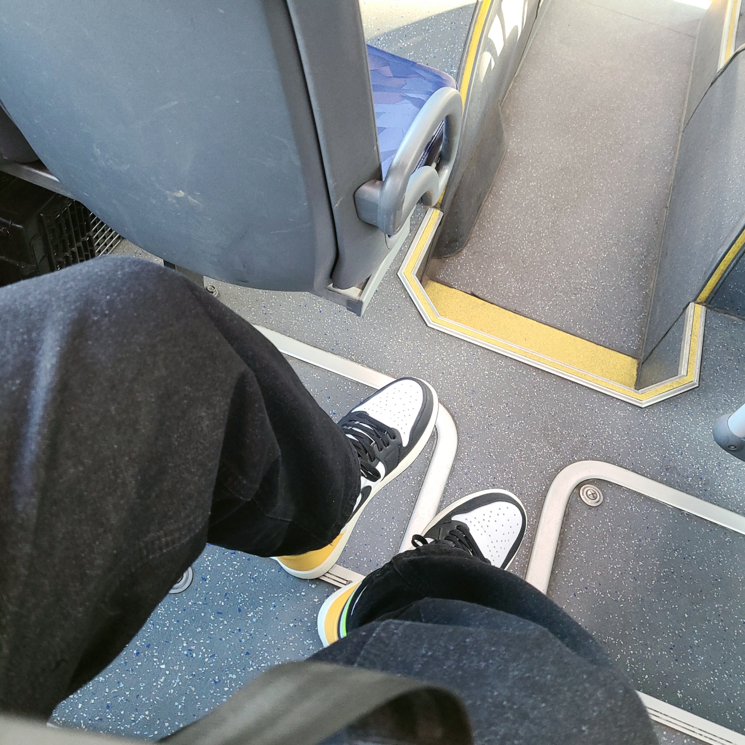 Jordan 1 Retro High OG Volt Gold 착용 스타일