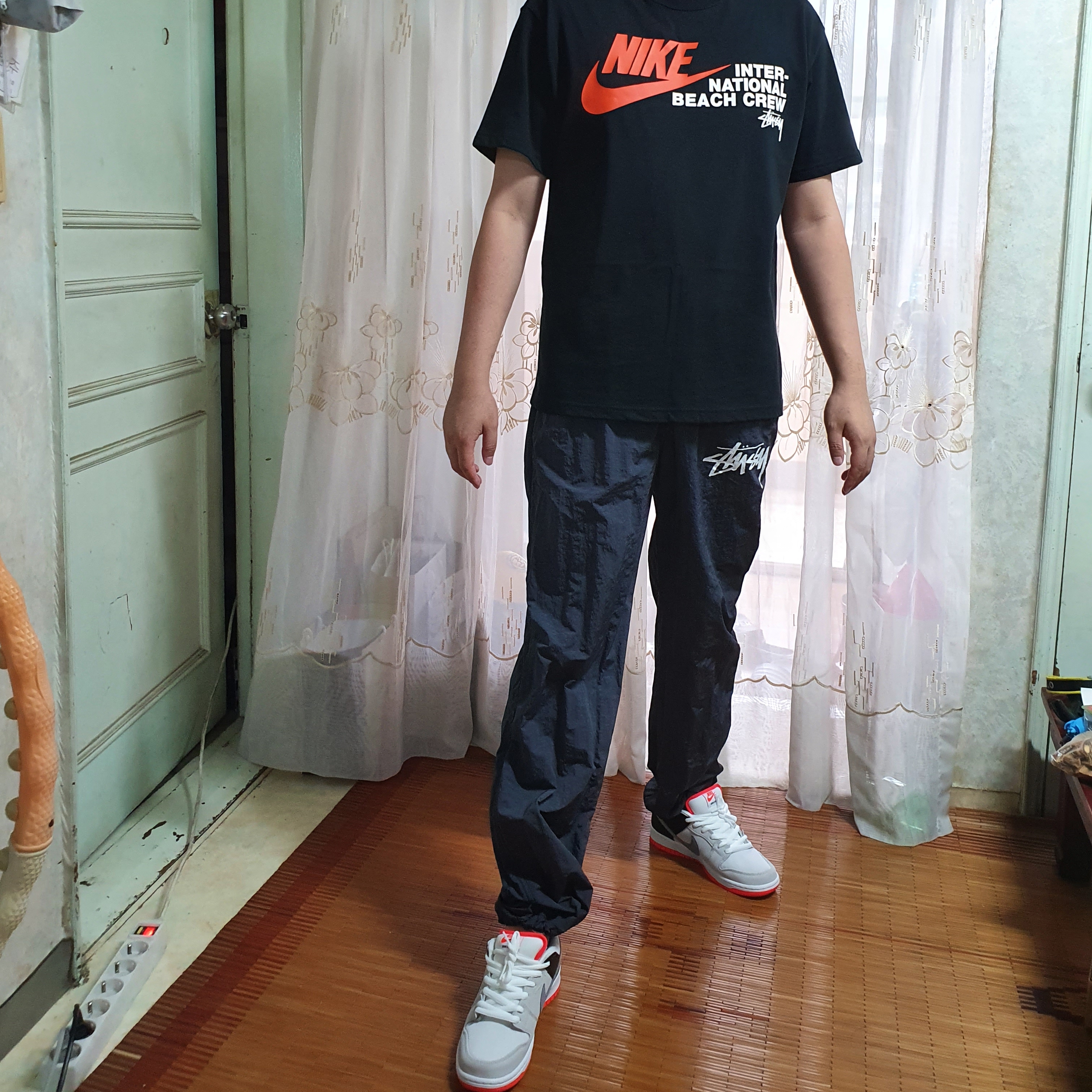 Nike SB Dunk Low Pro Infrared Orange Label, Nike x Stussy International Beach Crew T-Shirt Black - Asia 착용 스타일