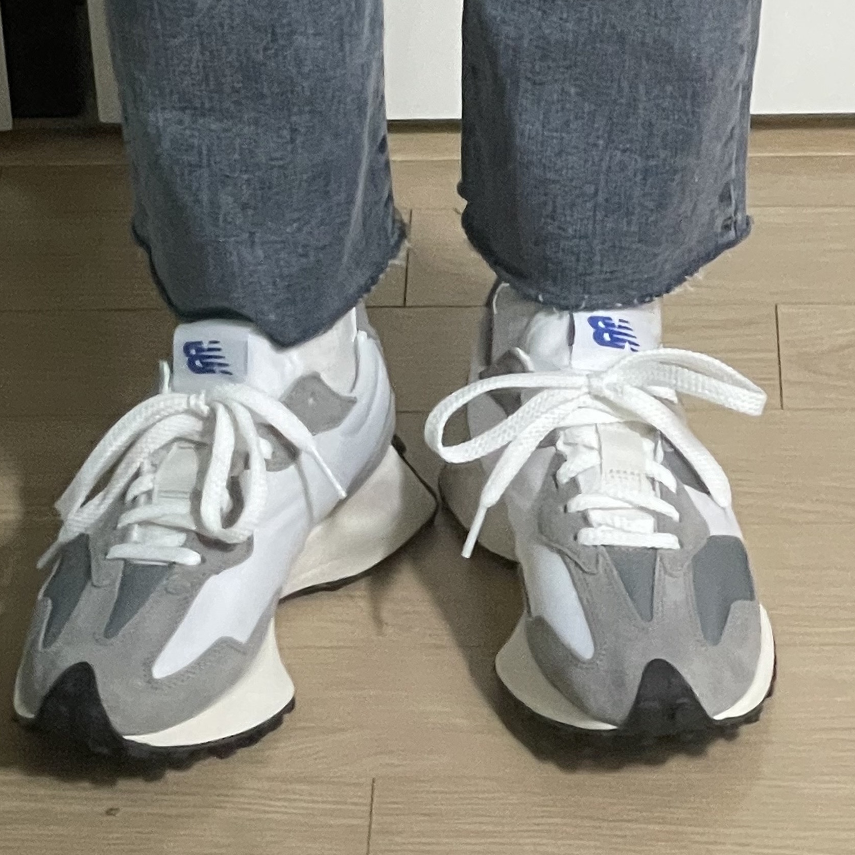 New Balance 327 Grey 착용 스타일 - 3
