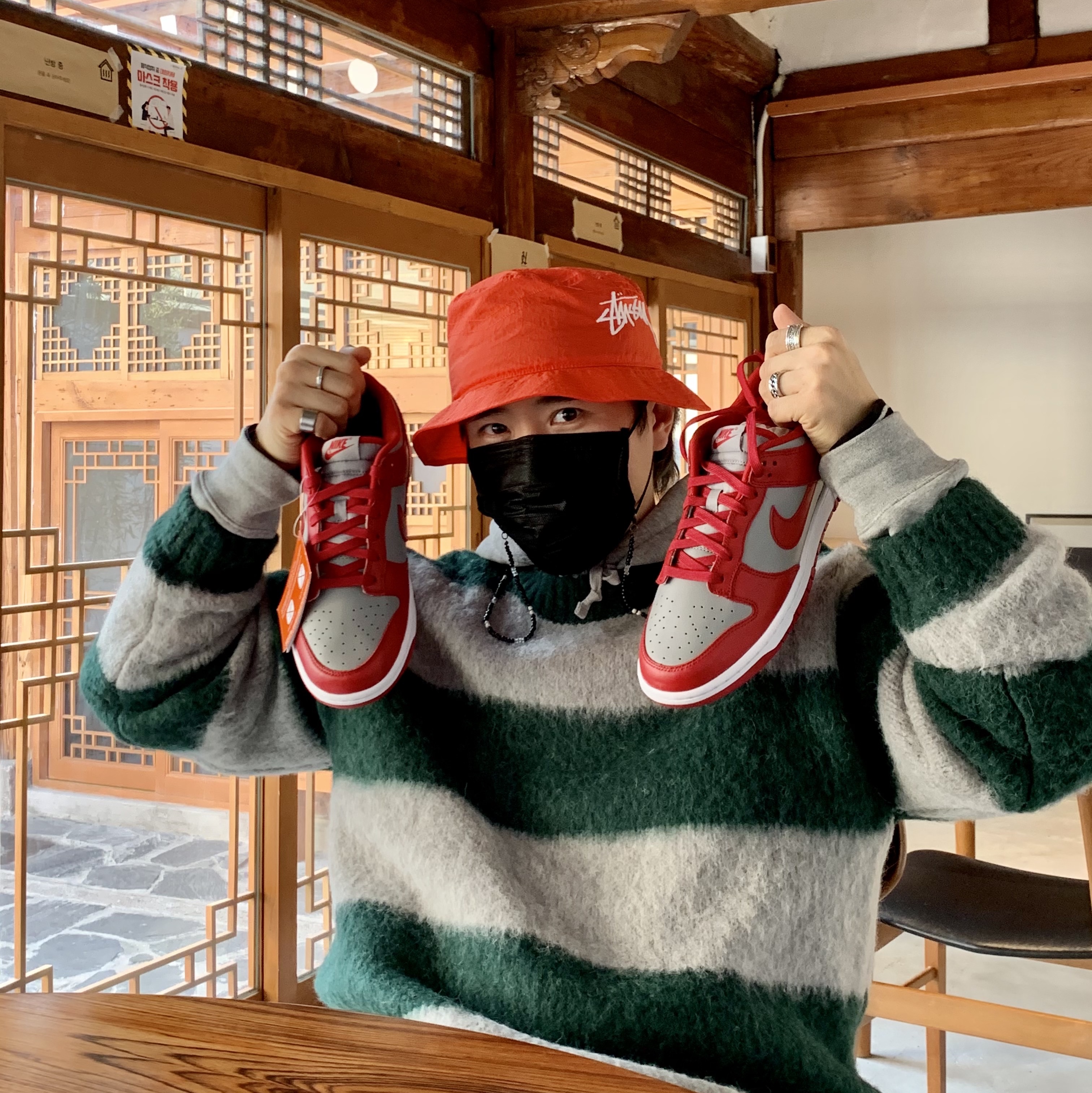Nike Dunk Low Retro Medium Grey, Nike x Stussy Bucket Hat Habanero Red 착용 스타일