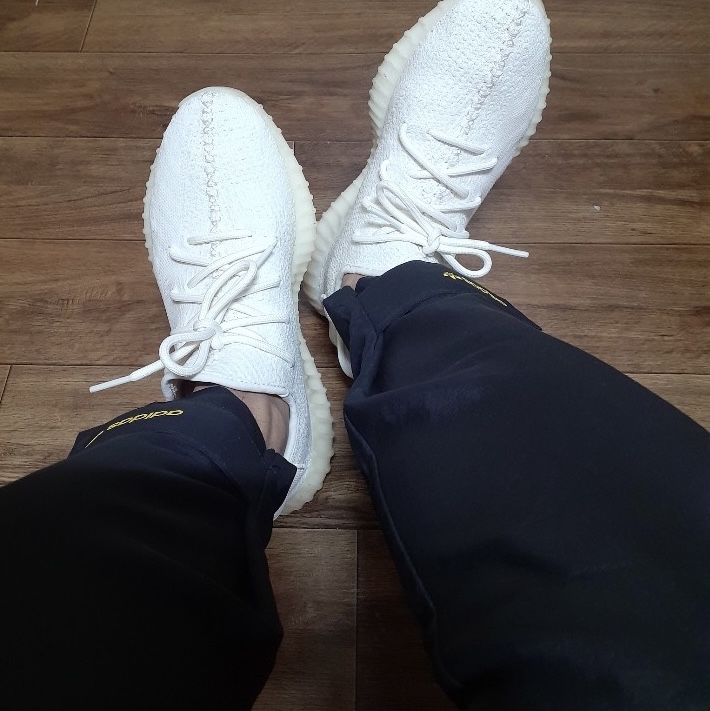 Adidas Yeezy Boost 350 V2 Cream/Triple White 착용 스타일