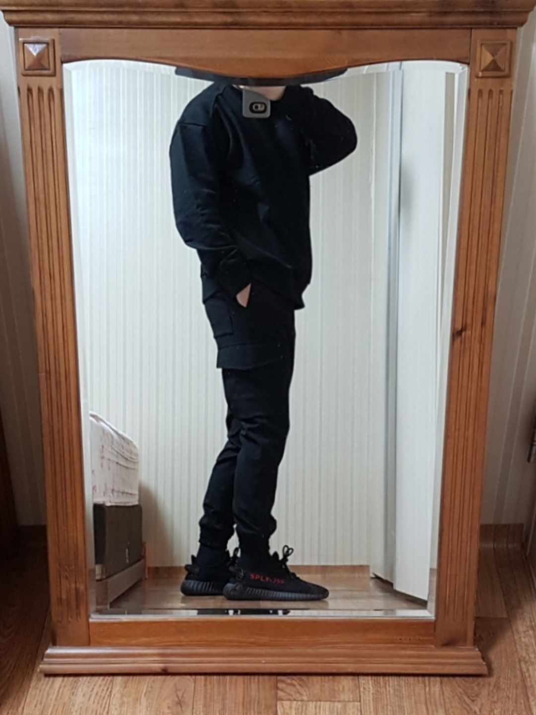 Adidas Yeezy Boost 350 V2 Black Red 2020 착용 스타일 - 1