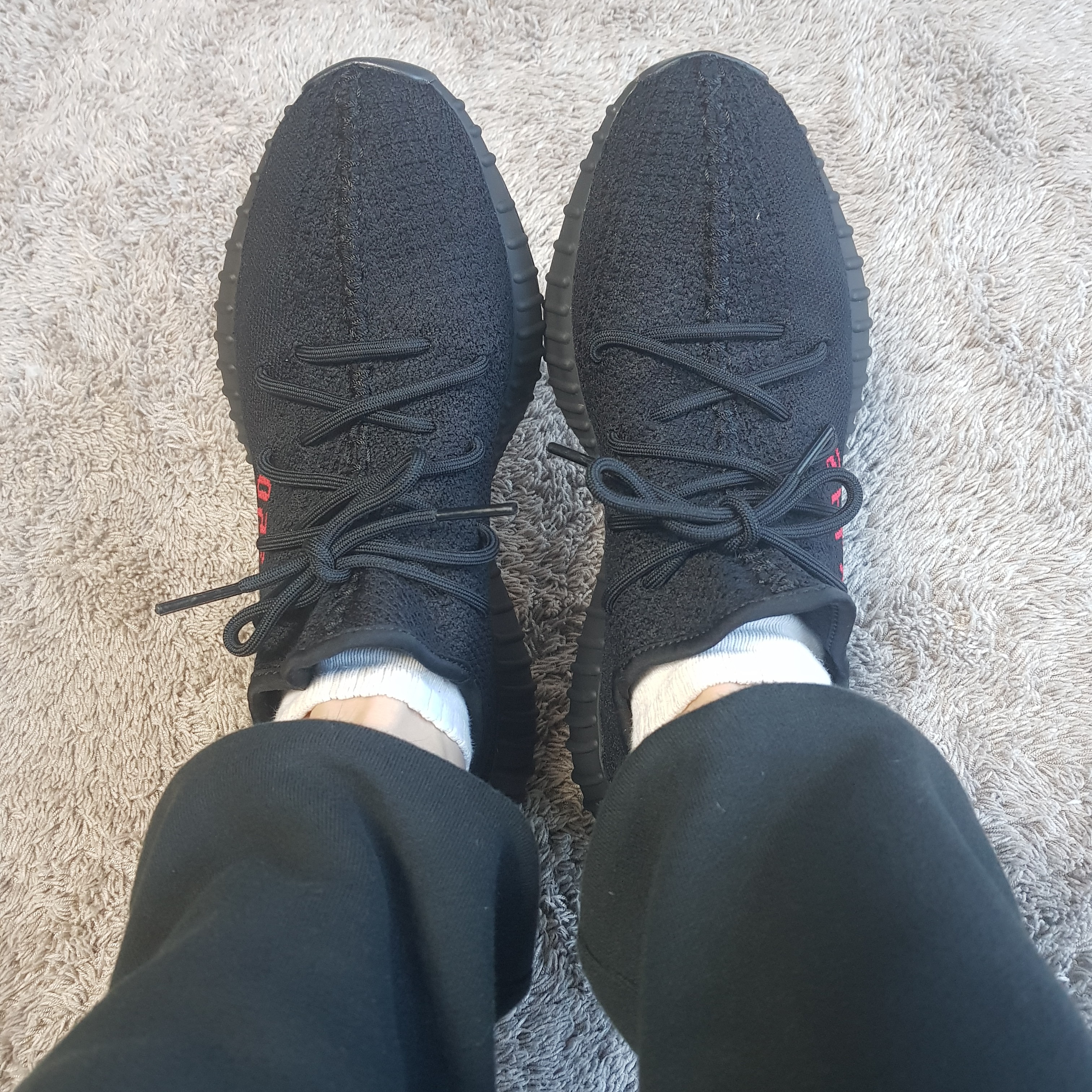 Adidas Yeezy Boost 350 V2 Black Red 2020 착용 스타일