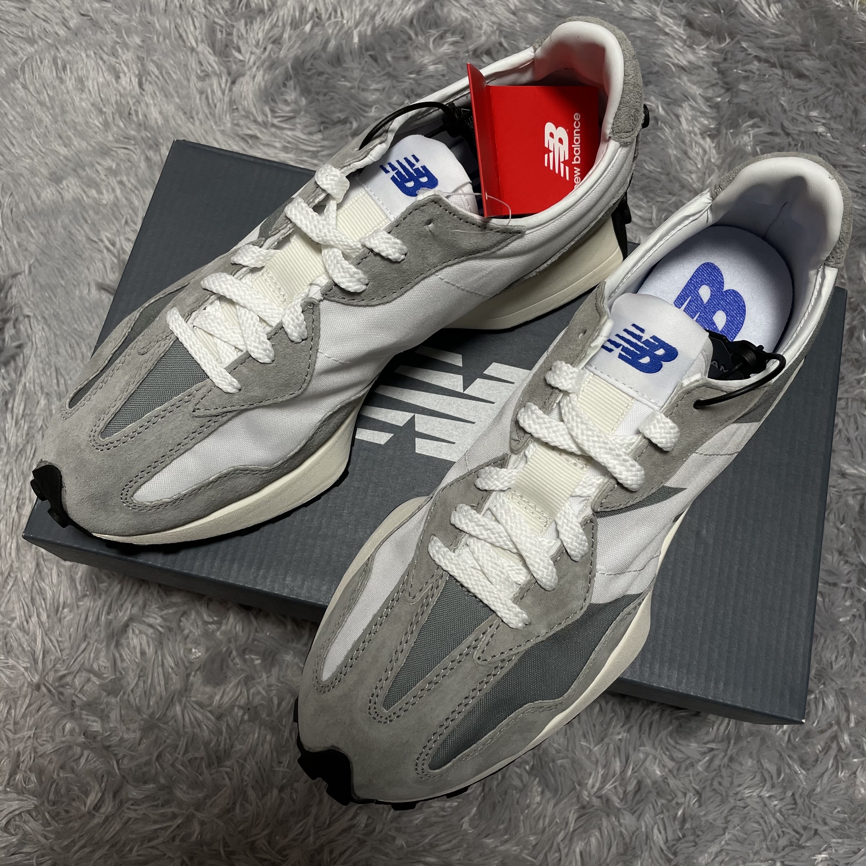 New Balance 327 Grey 착용 스타일