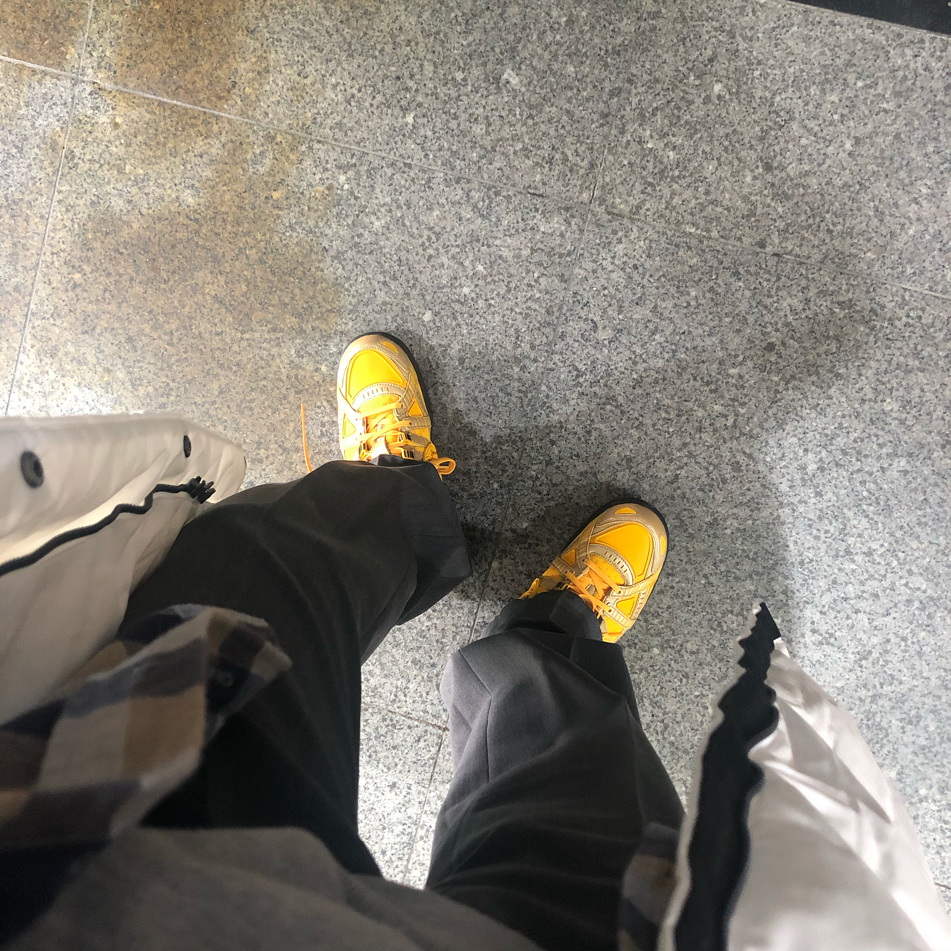 Nike x Off-White Air Rubber Dunk University Gold 착용 스타일