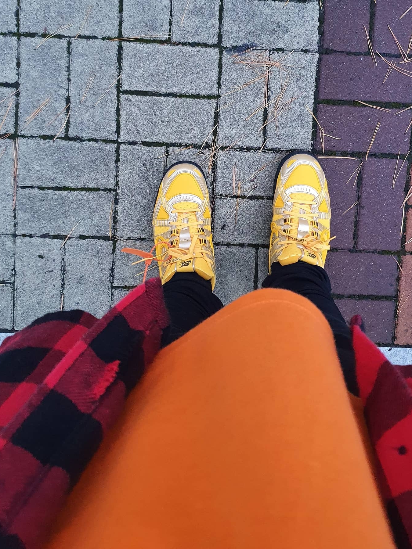 Nike x Off-White Air Rubber Dunk University Gold 착용 스타일