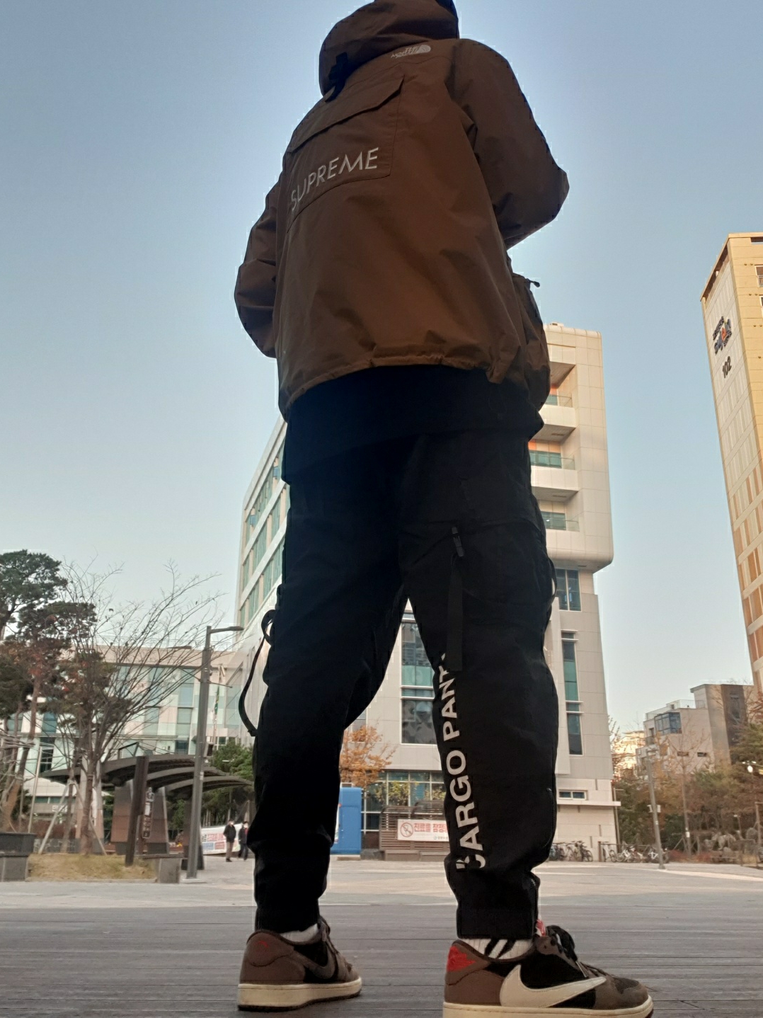 Jordan 1 x Travis Scott Retro Low OG SP Mocha, Supreme x The North Face Cargo Jacket Gold - 20SS 착용 스타일
